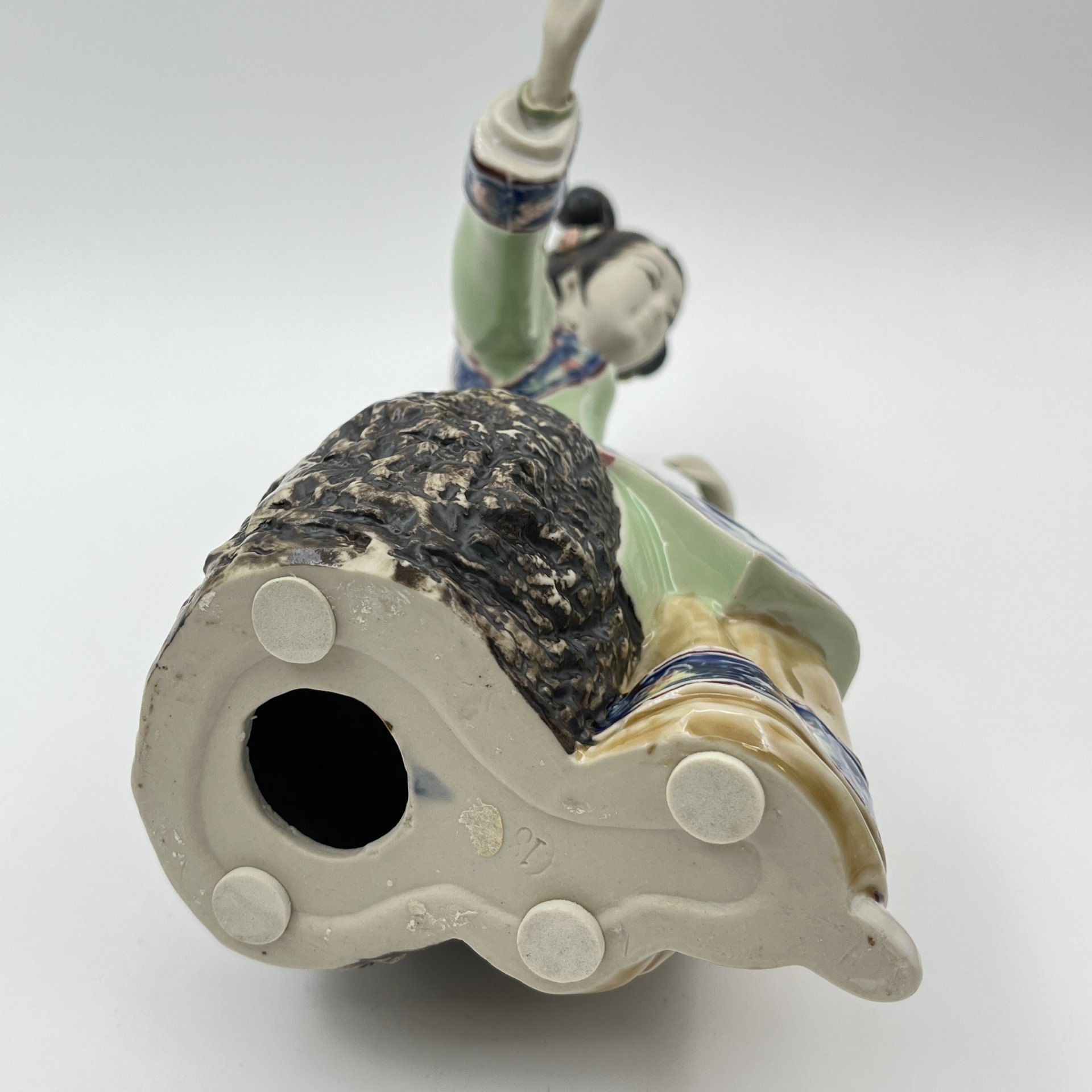 Статуэтка "Девушка, увлеченная традиционной игрой", Shiwan Wucai, керамика, глазурь, роспись, Китай, 1980-2000 гг.