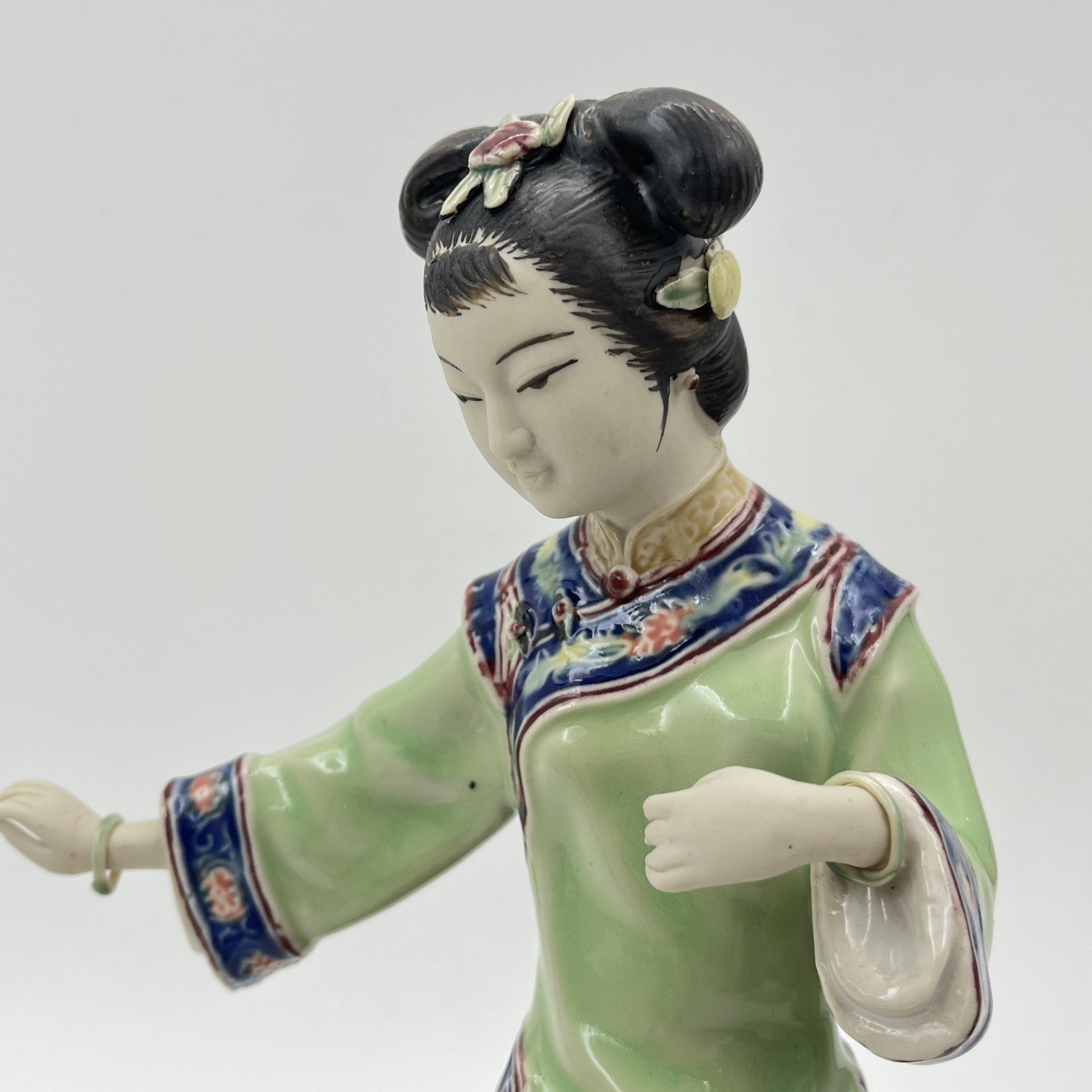 Статуэтка "Девушка, увлеченная традиционной игрой", Shiwan Wucai, Китай