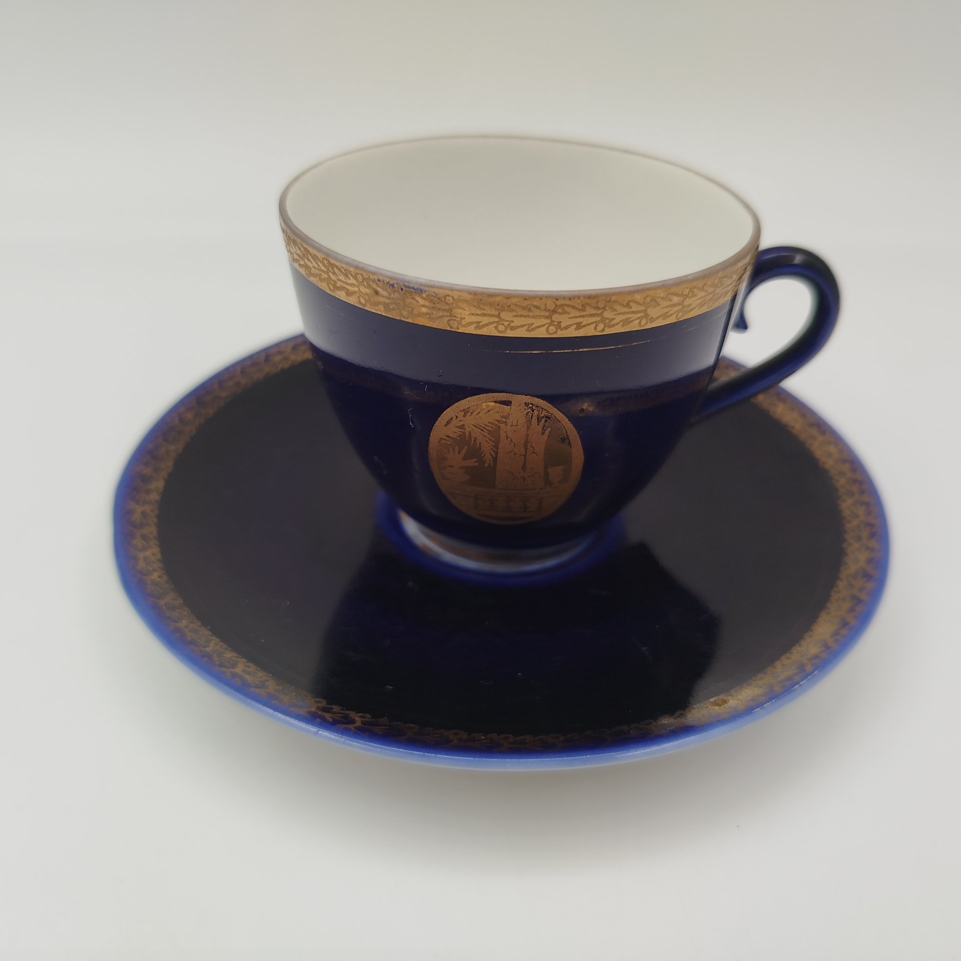 Кофейная пара кобальтого оттенка "Сочи", фарфор, крытье кобальтом, золочение, Ленинградский фарфоровый завод (ЛФЗ), СССР, 1970-1986 гг.