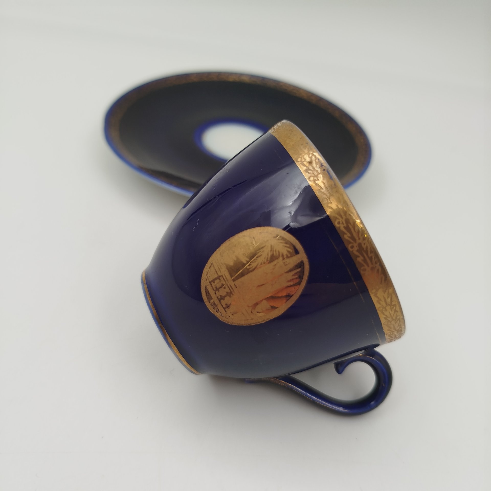 Кофейная пара кобальтого оттенка "Сочи", фарфор, крытье кобальтом, золочение, Ленинградский фарфоровый завод (ЛФЗ), СССР, 1970-1986 гг.
