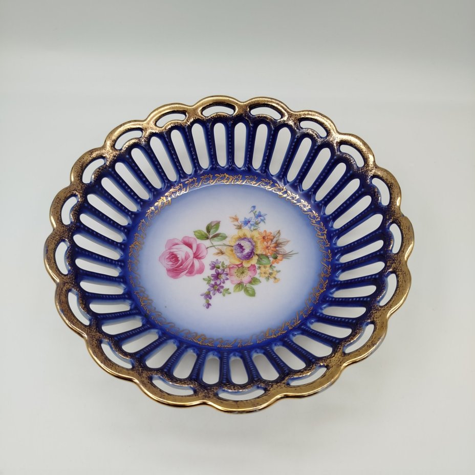 Сухарница с прорезным бортом кобальтового цвета, декорированная изображением мейсенского букета, Friedrich Eger & Co. KG, фарфор, крытье, золочение, деколь, Германия, 1960-1980 гг.
