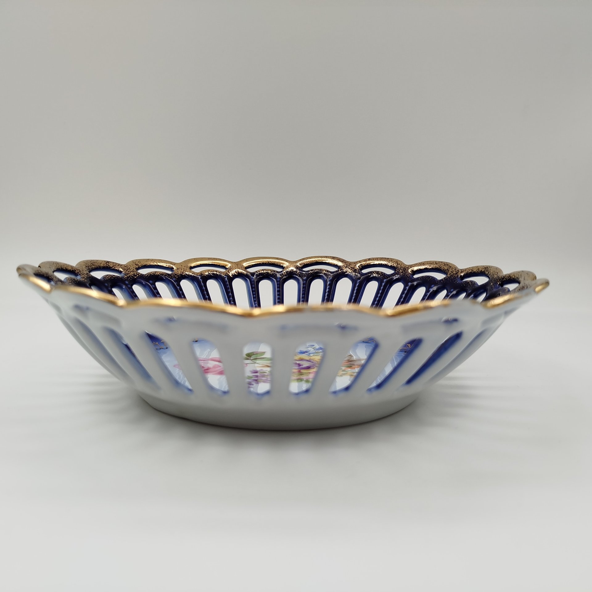 Сухарница с прорезным бортом кобальтового цвета, декорированная изображением мейсенского букета, Friedrich Eger & Co. KG, фарфор, крытье, золочение, деколь, Германия, 1960-1980 гг.