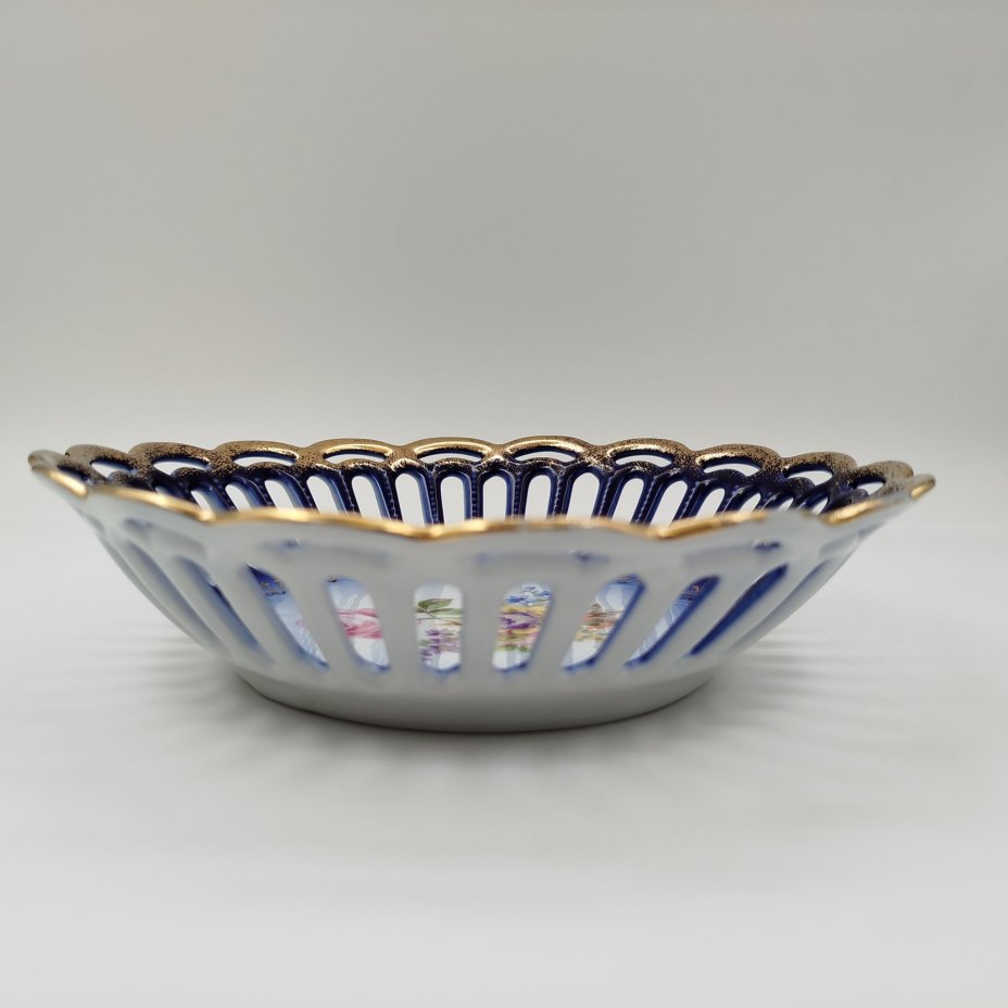 Сухарница с прорезным бортом кобальтового цвета, декорированная изображением мейсенского букета, Friedrich Eger & Co. KG