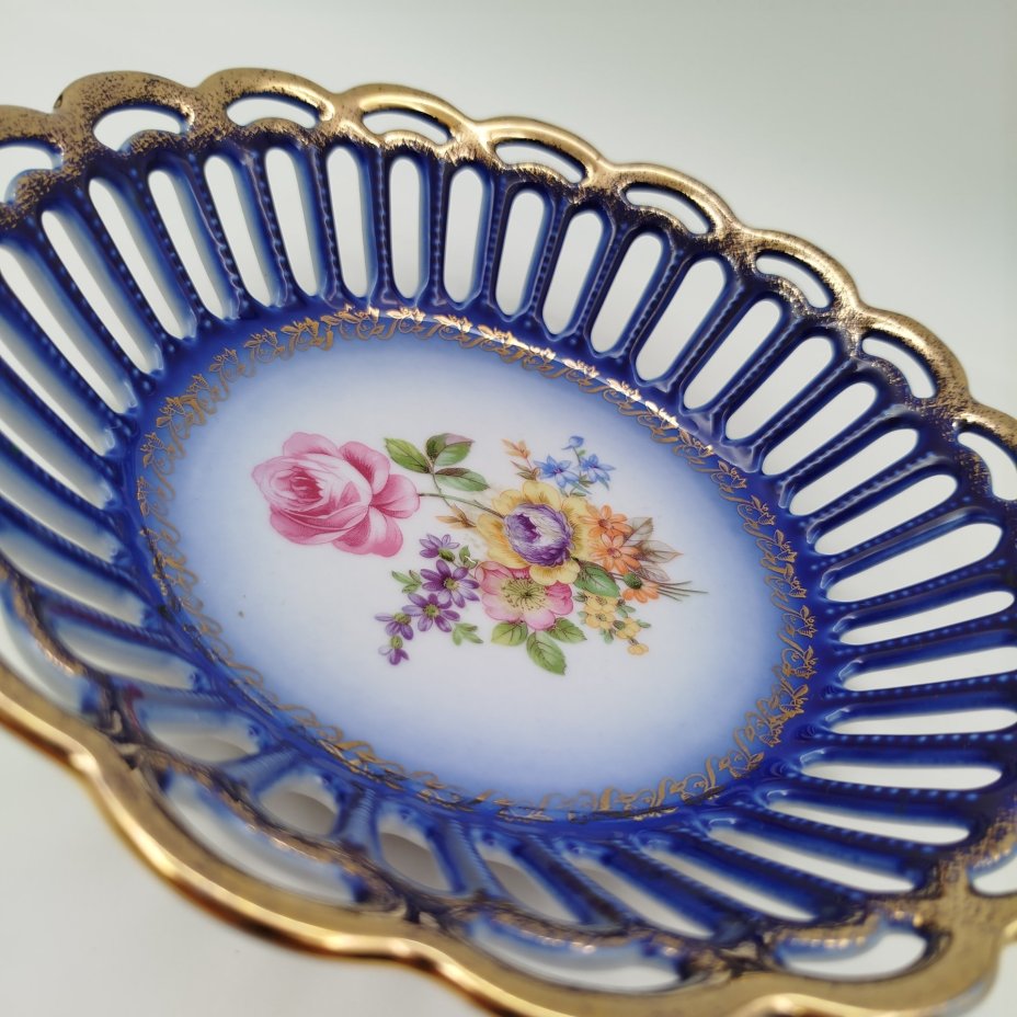 Сухарница с прорезным бортом кобальтового цвета, декорированная изображением мейсенского букета, Friedrich Eger & Co. KG