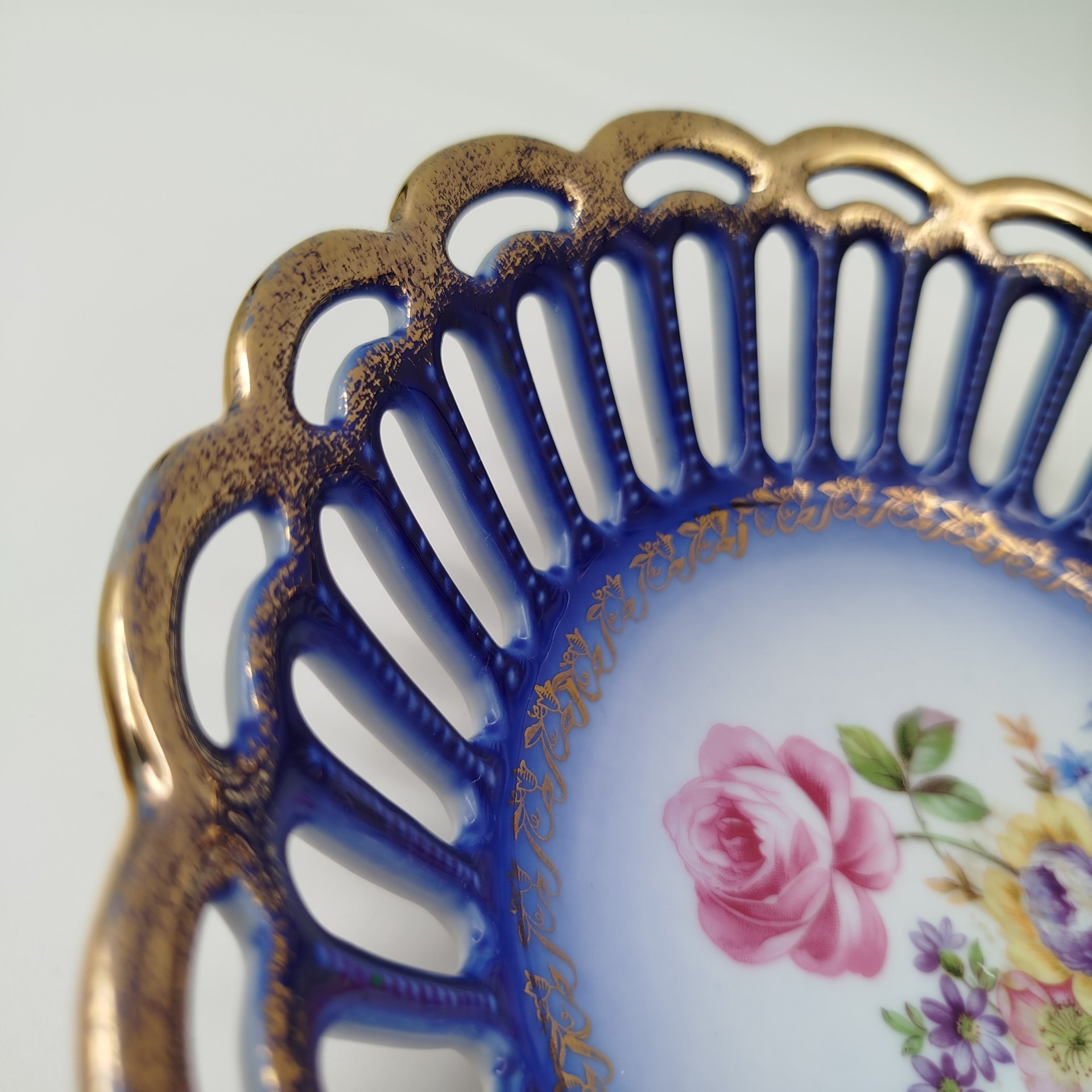 Сухарница с прорезным бортом кобальтового цвета, декорированная изображением мейсенского букета, Friedrich Eger & Co. KG, фарфор, крытье, золочение, деколь, Германия, 1960-1980 гг.