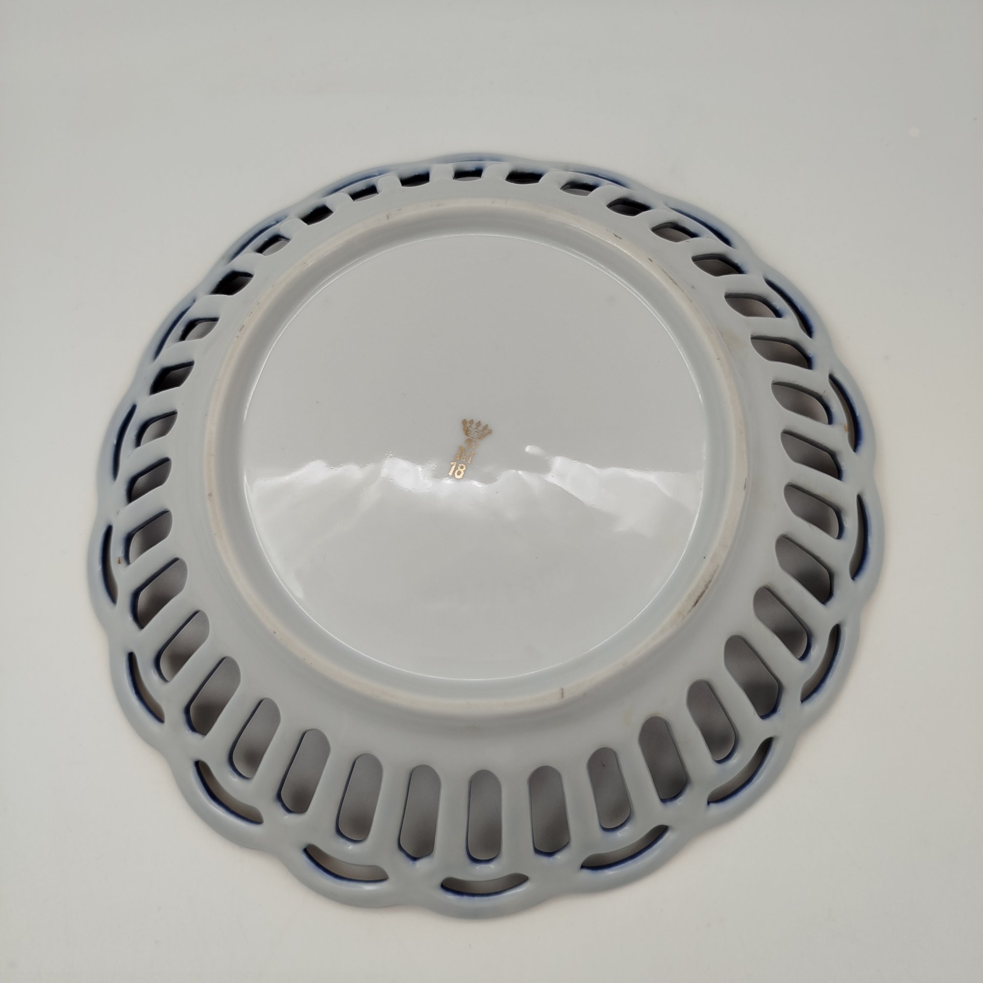 Сухарница с прорезным бортом кобальтового цвета, декорированная изображением мейсенского букета, Friedrich Eger & Co. KG, фарфор, крытье, золочение, деколь, Германия, 1960-1980 гг.