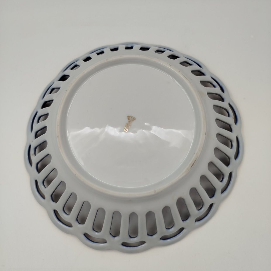 Сухарница с прорезным бортом кобальтового цвета, декорированная изображением мейсенского букета, Friedrich Eger & Co. KG