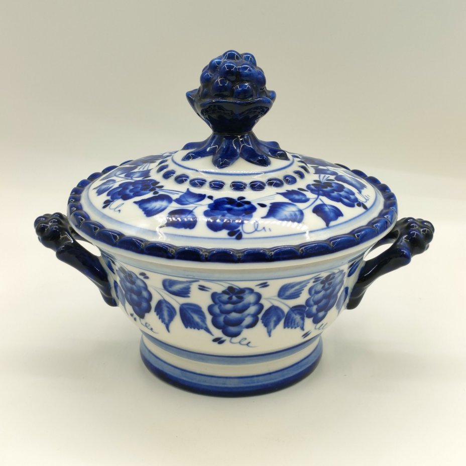 Сахарница (супница), украшенная ягодным декором, фарфор, роспись, Объединение «Гжель», СССР, 1972-1985 гг.