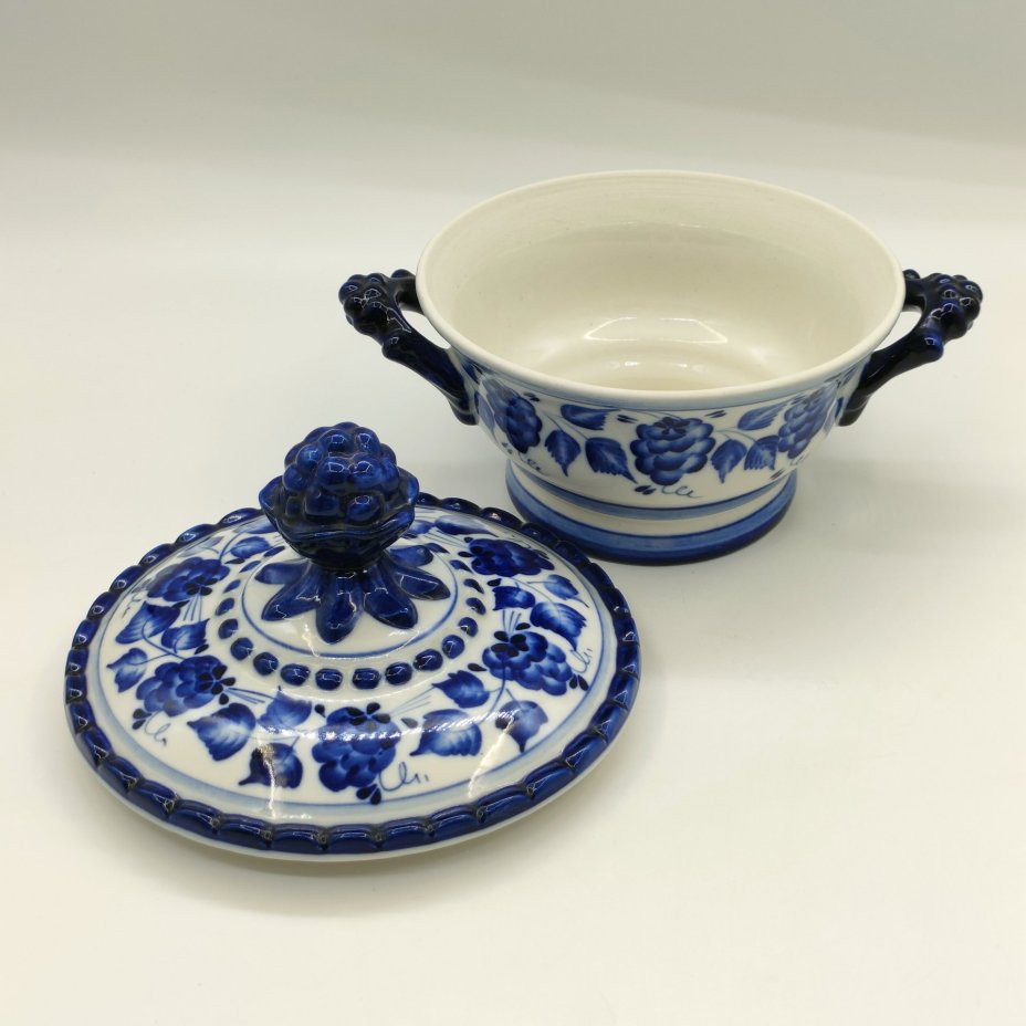 Сахарница (супница), украшенная ягодным декором, фарфор, роспись, Объединение «Гжель», СССР, 1972-1985 гг.