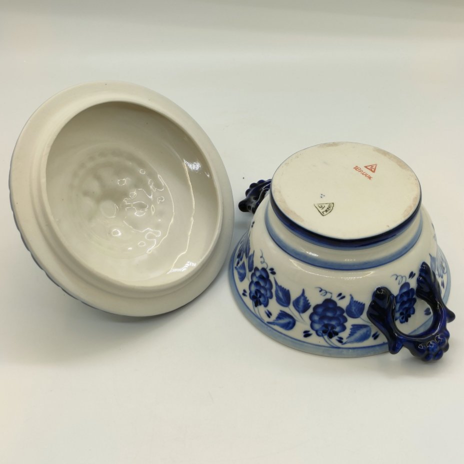 Сахарница (супница), украшенная ягодным декором, фарфор, роспись, Объединение «Гжель», СССР, 1972-1985 гг.