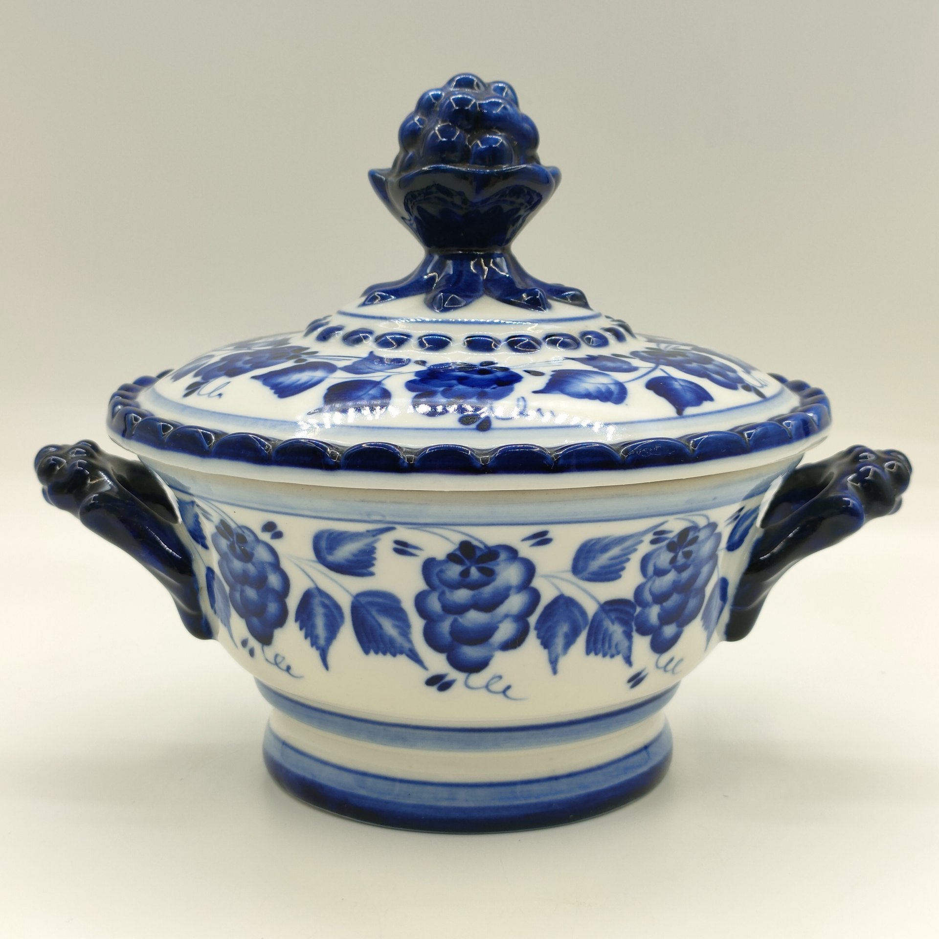 Сахарница (супница), украшенная ягодным декором, фарфор, роспись, Объединение «Гжель», СССР, 1972-1985 гг., Объединение «Гжель»