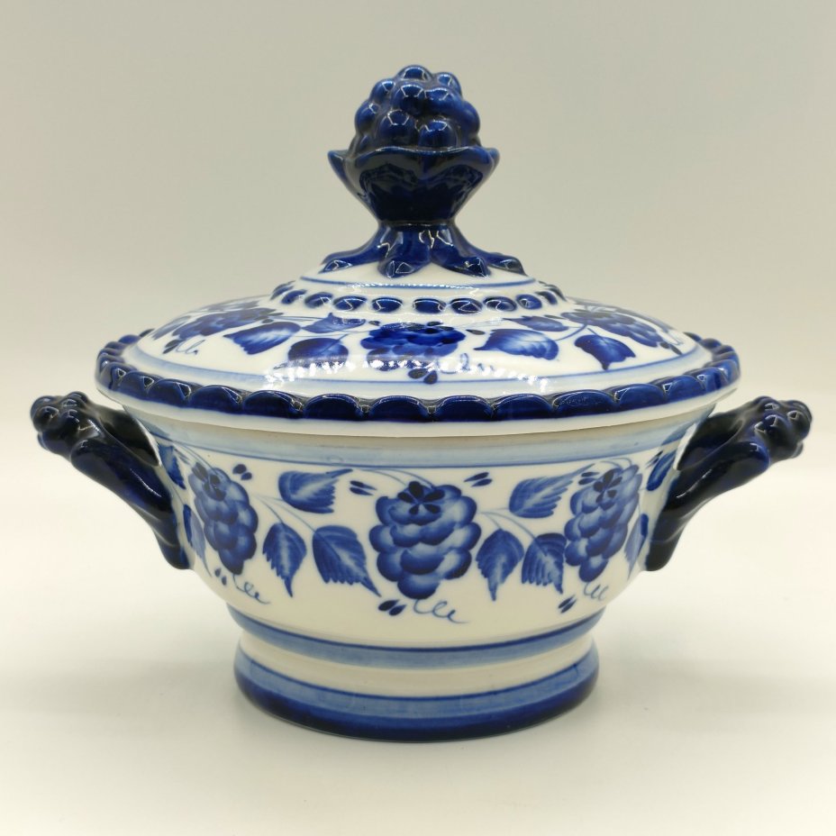 Сахарница (супница), украшенная ягодным декором, фарфор, роспись, Объединение «Гжель», СССР, 1972-1985 гг., Объединение «Гжель»