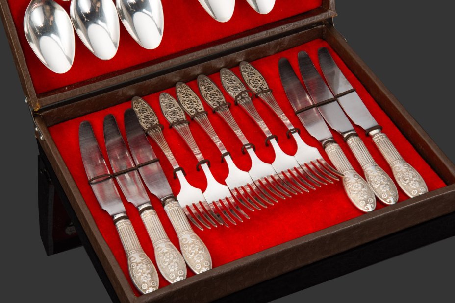 Набор столовых приборов на 6 персон, украшенных растительным декором, в коробке (28 предметов), мНЦ (медь-никель-цинк), картон, ткань, Режевский механический завод (РМ), СССР, 1970-1990 гг.