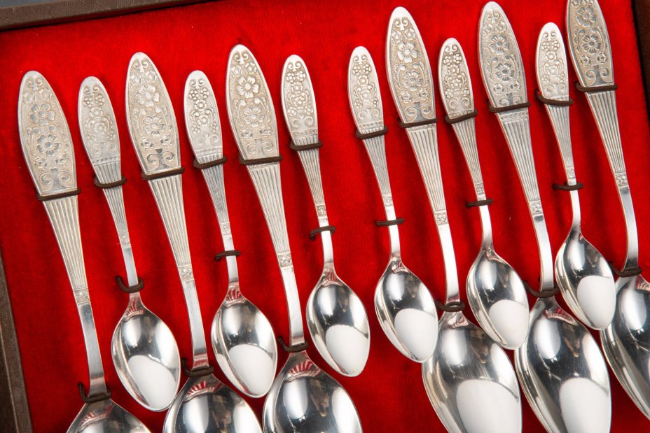 Набор столовых приборов на 6 персон, украшенных растительным декором, в коробке (28 предметов), мНЦ (медь-никель-цинк), картон, ткань, Режевский механический завод (РМ), СССР, 1970-1990 гг.