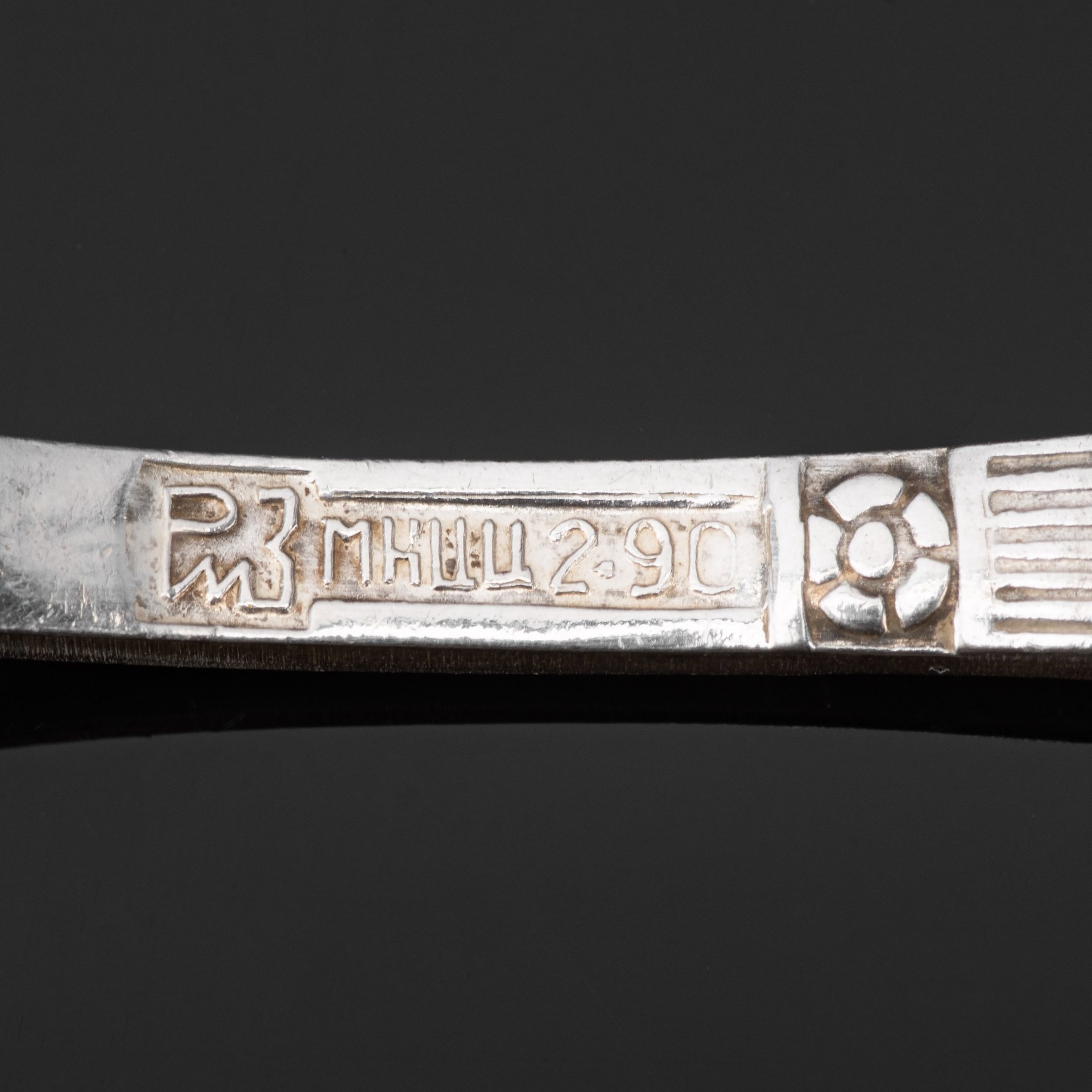 Набор столовых приборов на 6 персон, украшенных растительным декором, в коробке (28 предметов), мНЦ (медь-никель-цинк), картон, ткань, Режевский механический завод (РМ), СССР, 1970-1990 гг.