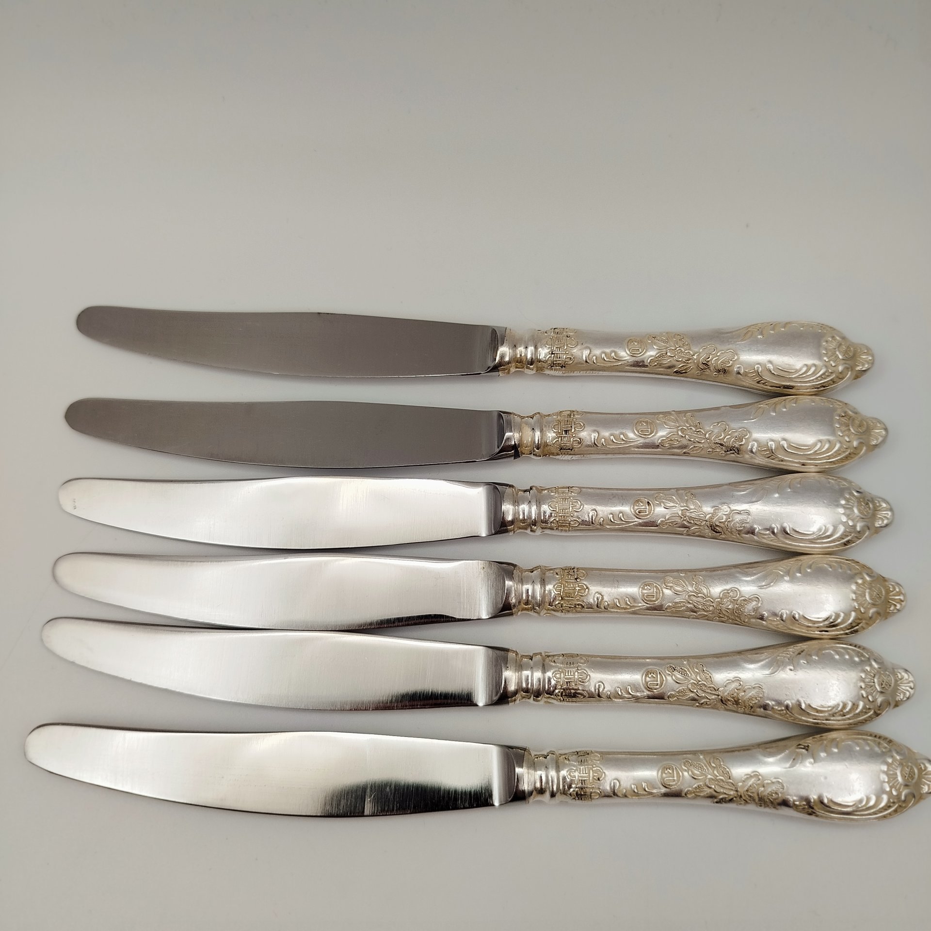 Набор из шести десертных ножей с растительным декором