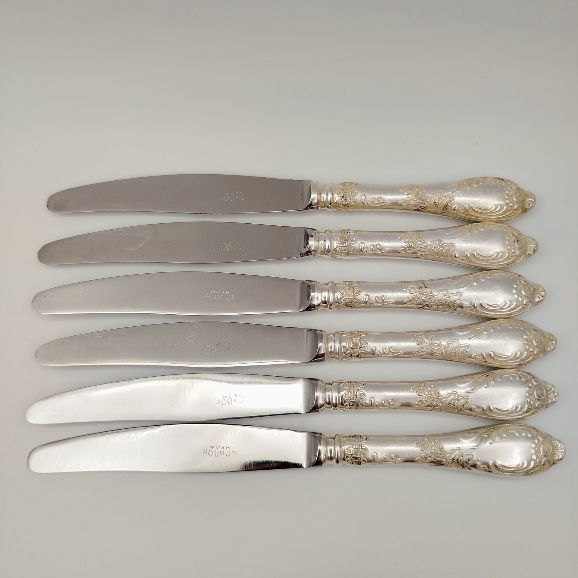 Набор из шести десертных ножей с растительным декором