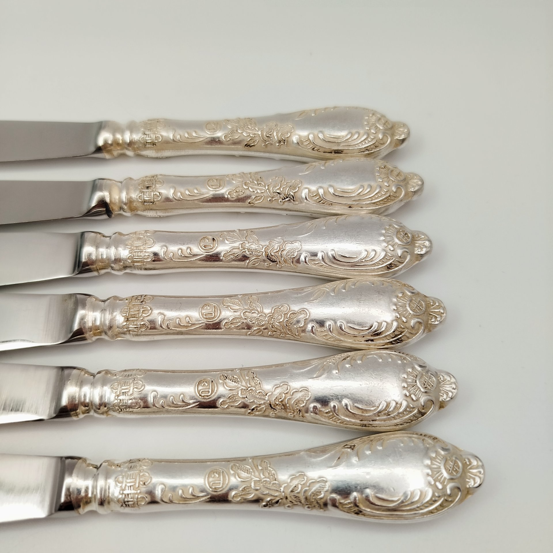 Набор из шести десертных ножей с растительным декором