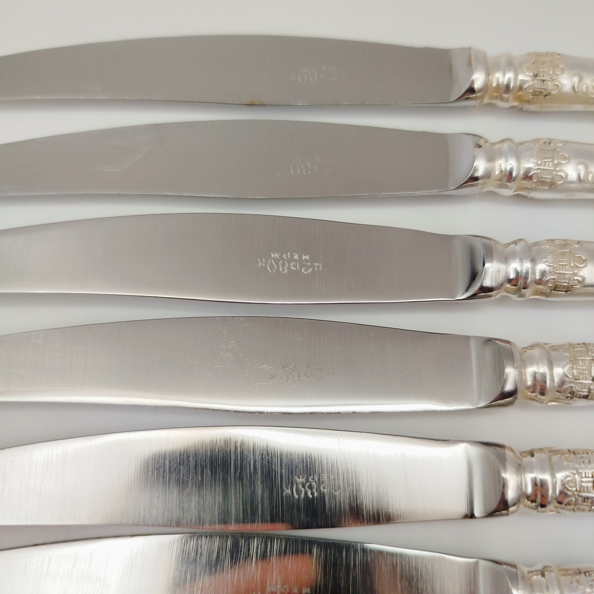 Набор из шести десертных ножей с растительным декором