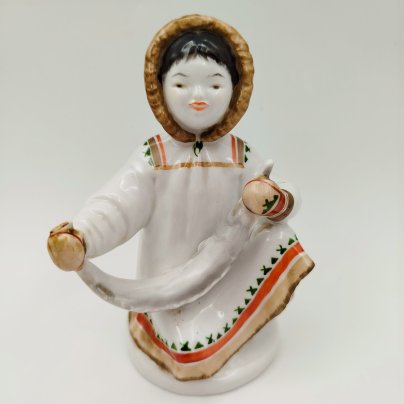 Статуэтка "Якутка с севрюгой", скульптор Велихова С.Б., художник Фурдыгайло Л.И., фарфор, роспись надглазурная, Ленинградский фарфоровый завод (ЛФЗ), СССР, 1950-1960 гг.