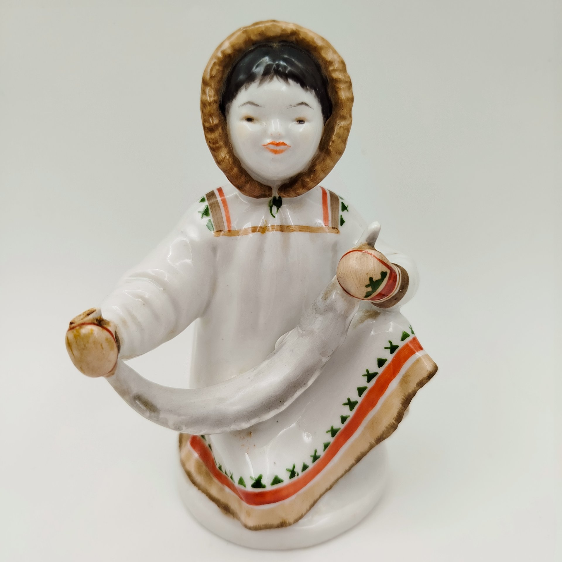 Статуэтка "Якутка с севрюгой", скульптор Велихова С.Б., художник Фурдыгайло Л.И., фарфор, роспись надглазурная, Ленинградский фарфоровый завод (ЛФЗ), СССР, 1950-1960 гг.