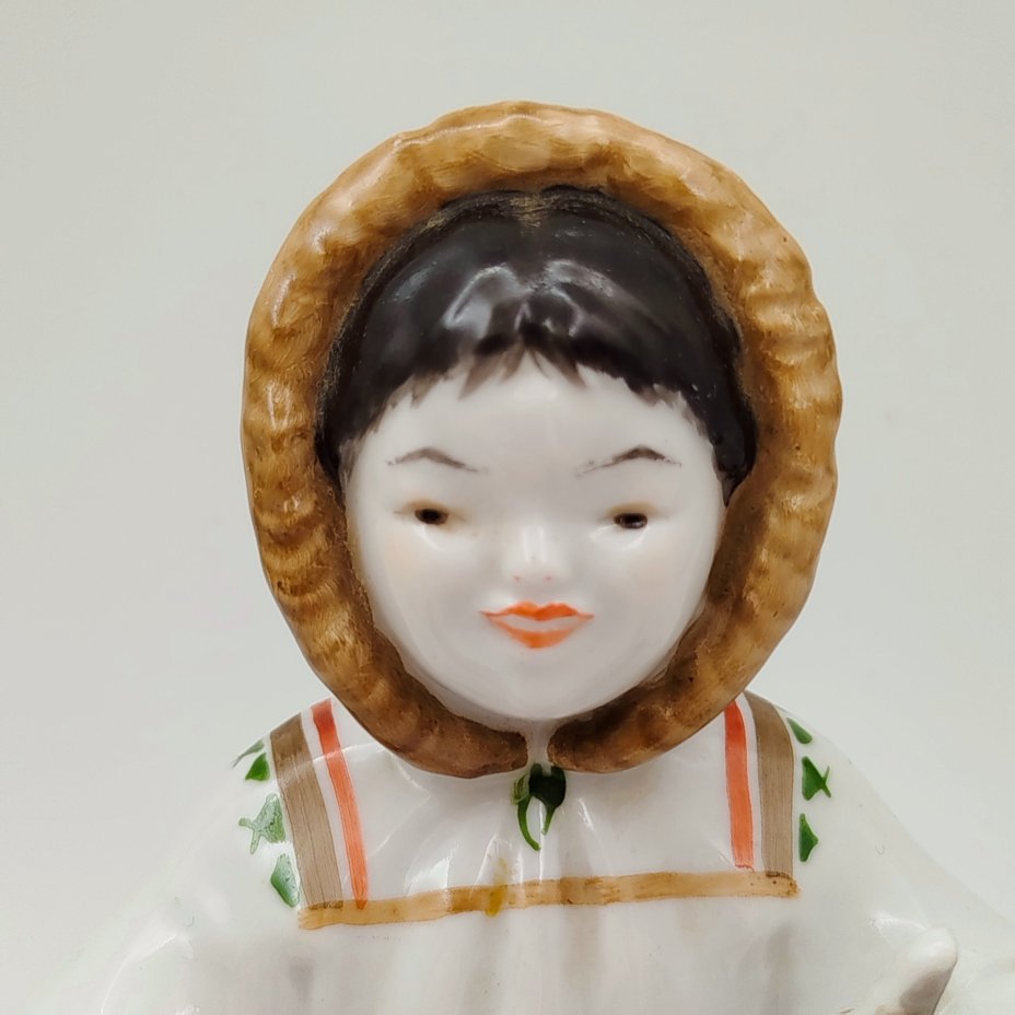 Статуэтка "Якутка с севрюгой", скульптор Велихова С.Б., художник Фурдыгайло Л.И.