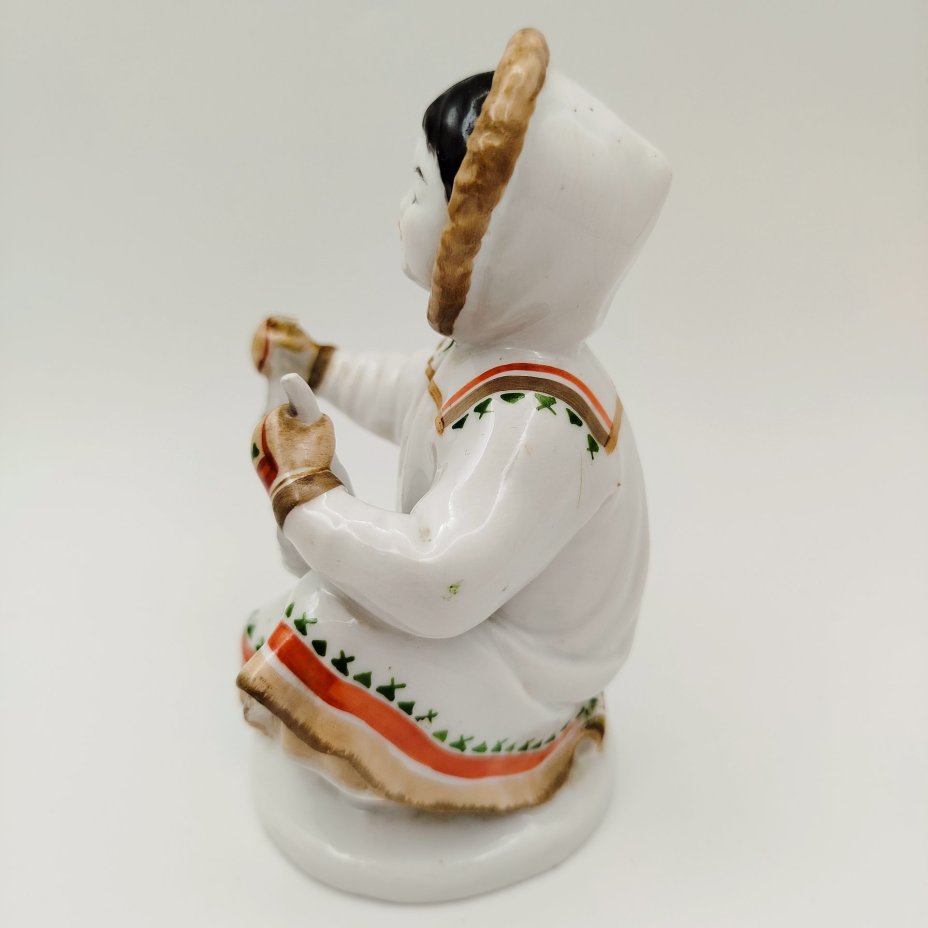 Статуэтка "Якутка с севрюгой", скульптор Велихова С.Б., художник Фурдыгайло Л.И.