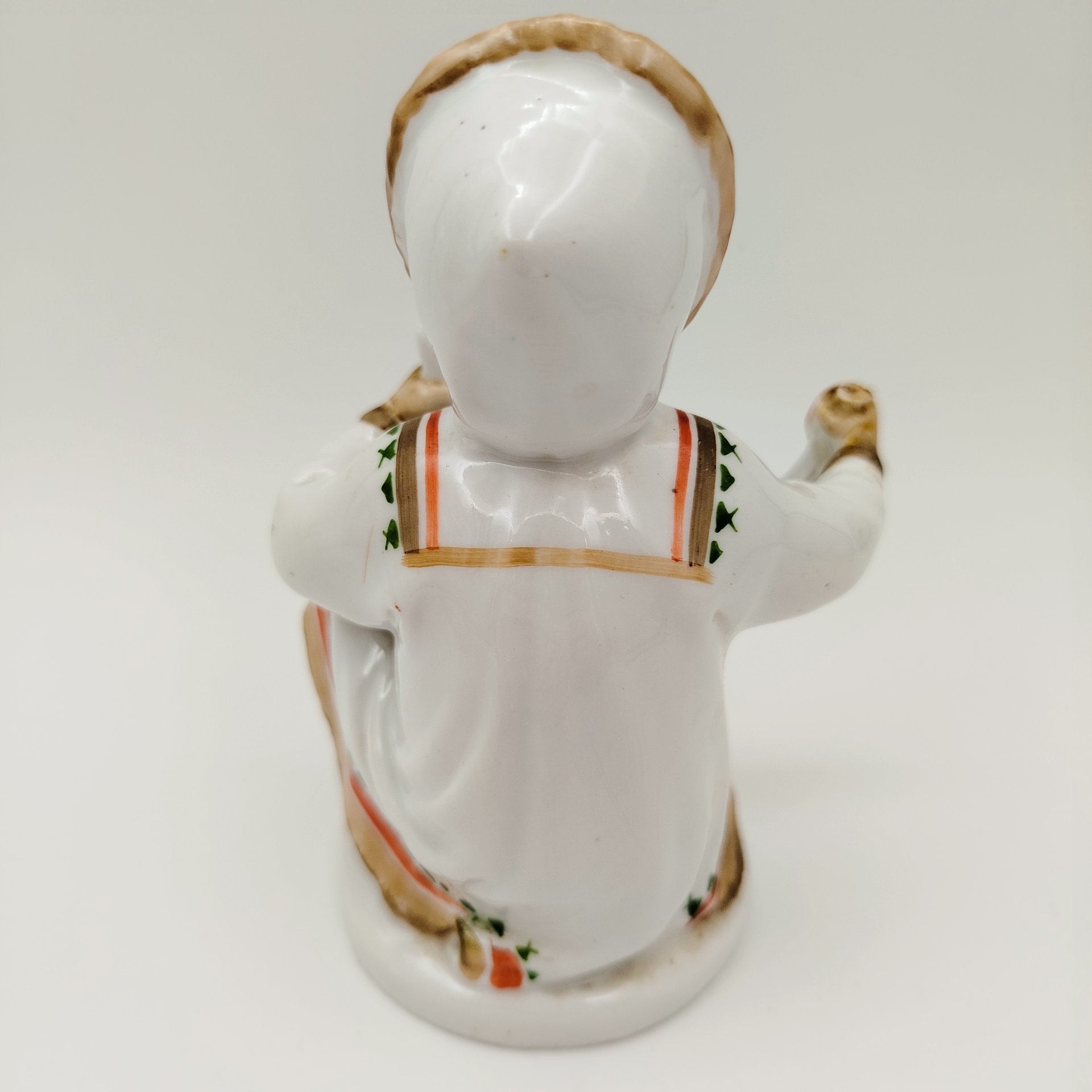 Статуэтка "Якутка с севрюгой", скульптор Велихова С.Б., художник Фурдыгайло Л.И., фарфор, роспись надглазурная, Ленинградский фарфоровый завод (ЛФЗ), СССР, 1950-1960 гг.