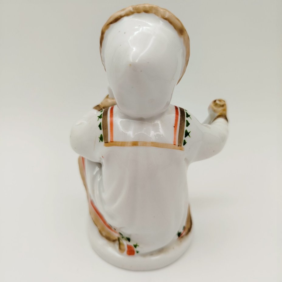 Статуэтка "Якутка с севрюгой", скульптор Велихова С.Б., художник Фурдыгайло Л.И.