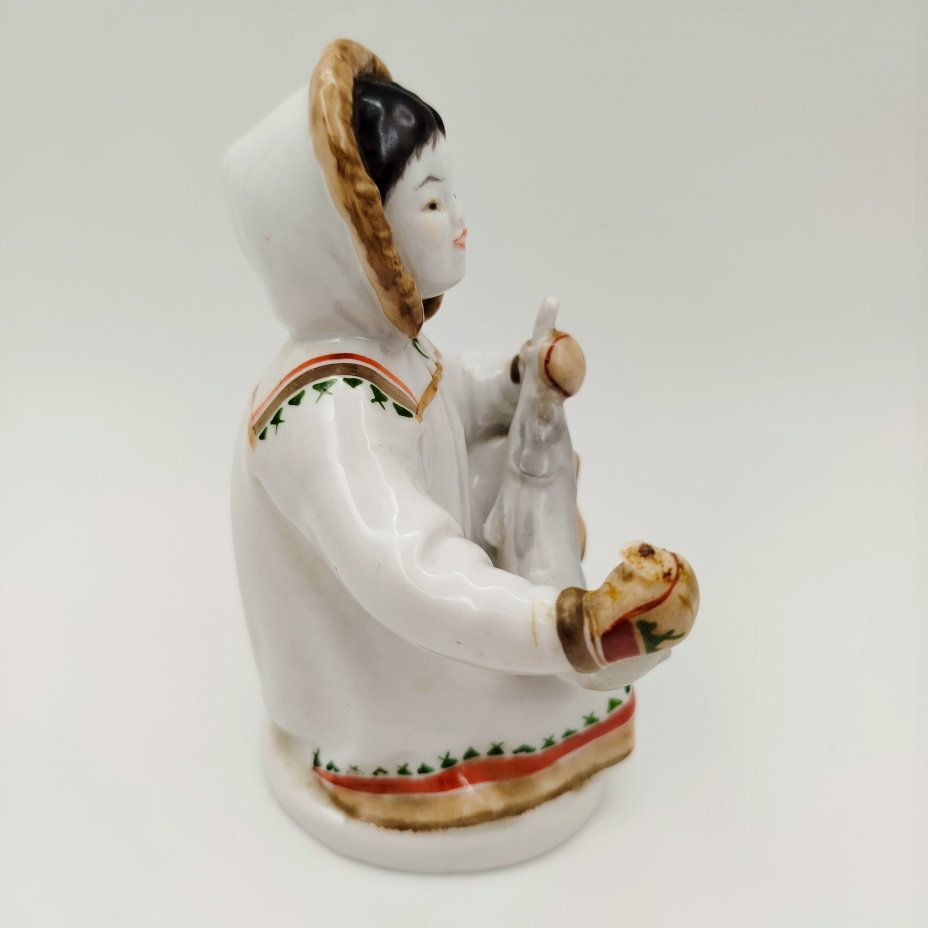 Статуэтка "Якутка с севрюгой", скульптор Велихова С.Б., художник Фурдыгайло Л.И.