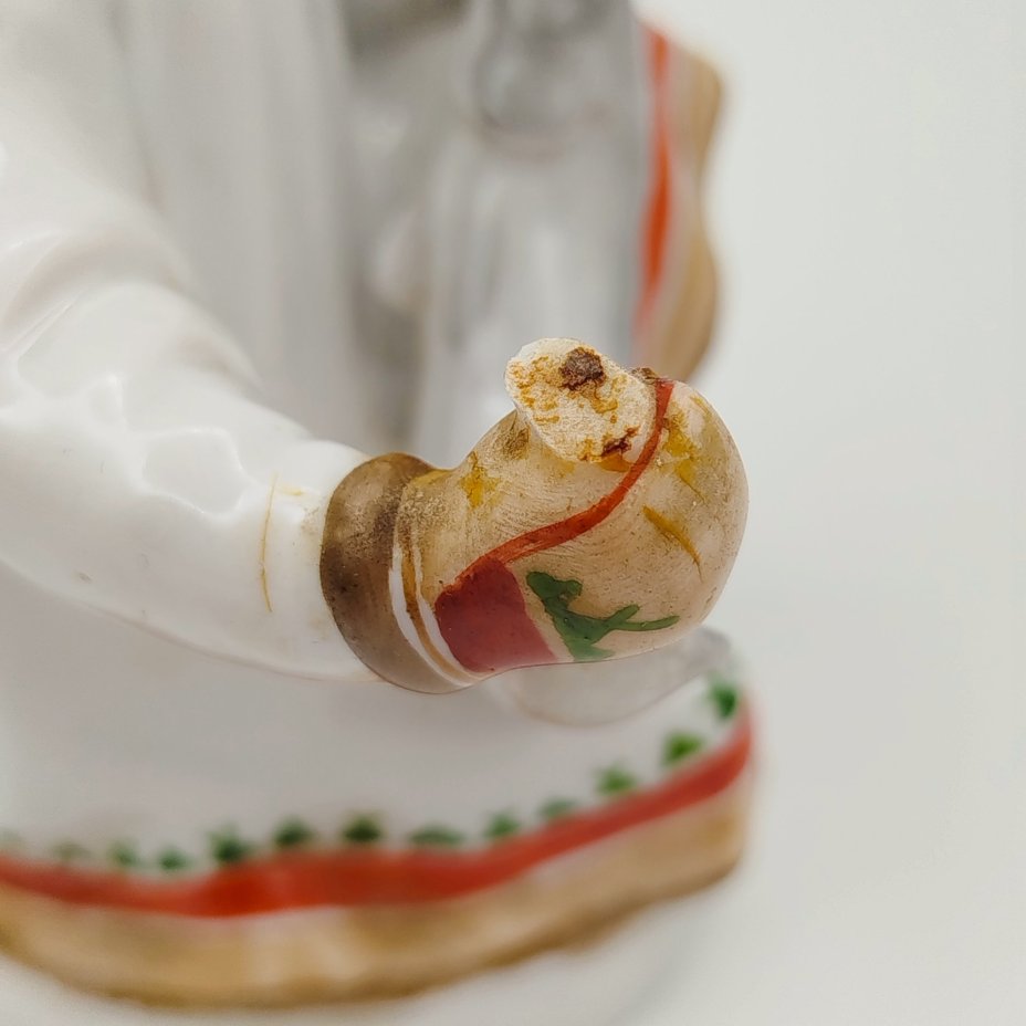 Статуэтка "Якутка с севрюгой", скульптор Велихова С.Б., художник Фурдыгайло Л.И.