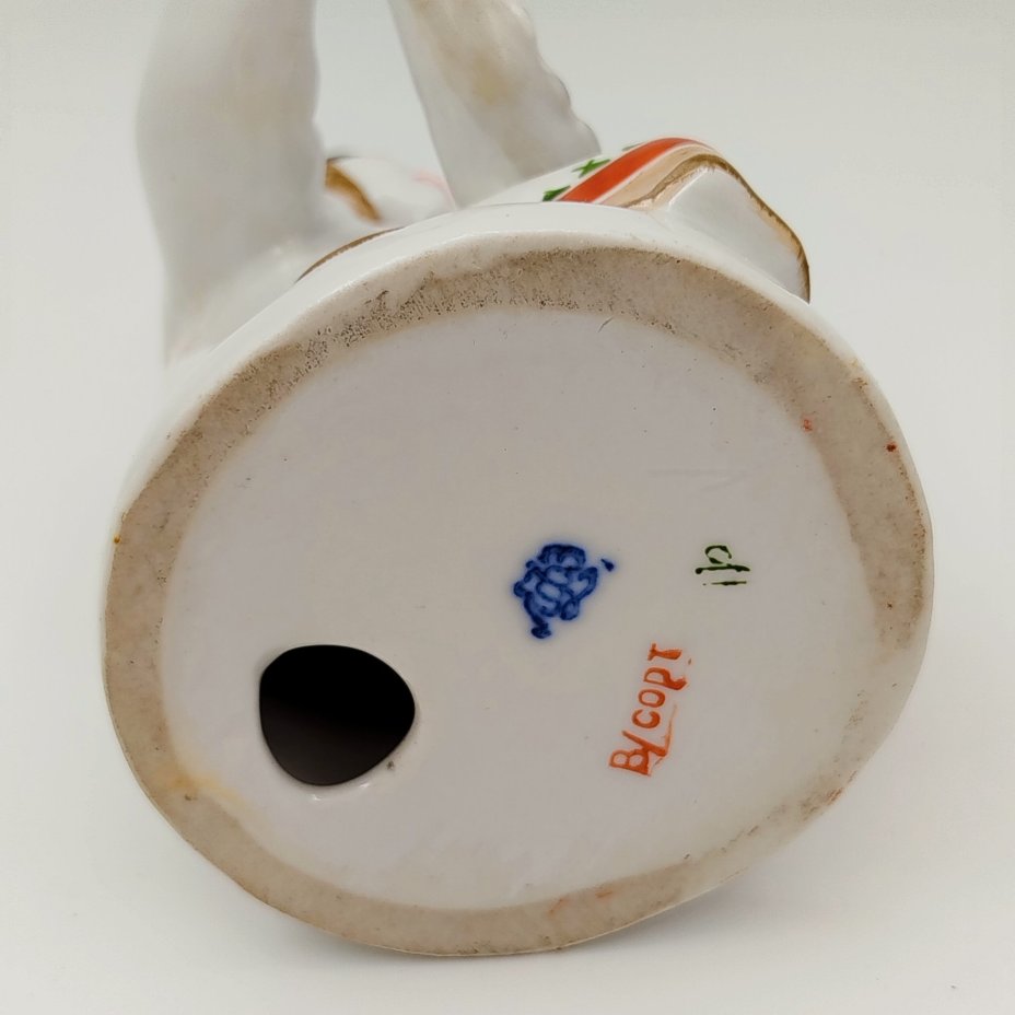 Статуэтка "Якутка с севрюгой", скульптор Велихова С.Б., художник Фурдыгайло Л.И.