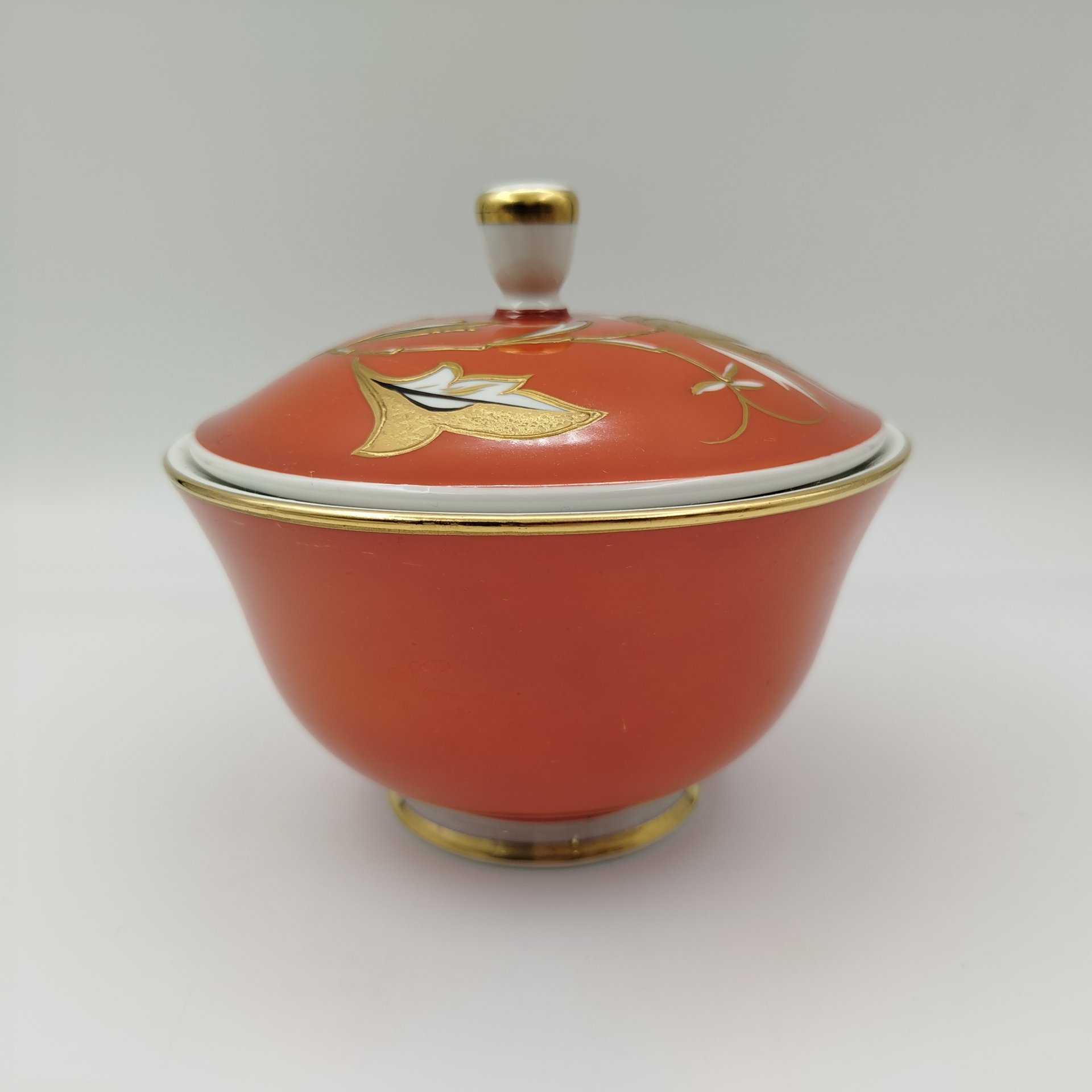Сахарница (конфетница) с растительным декором на терракотовом фоне, фарфор, крытье, роспись, золочение, Unterweissbach Werkstätten (Унтервайсбах), Германия, 1956-1962 гг.