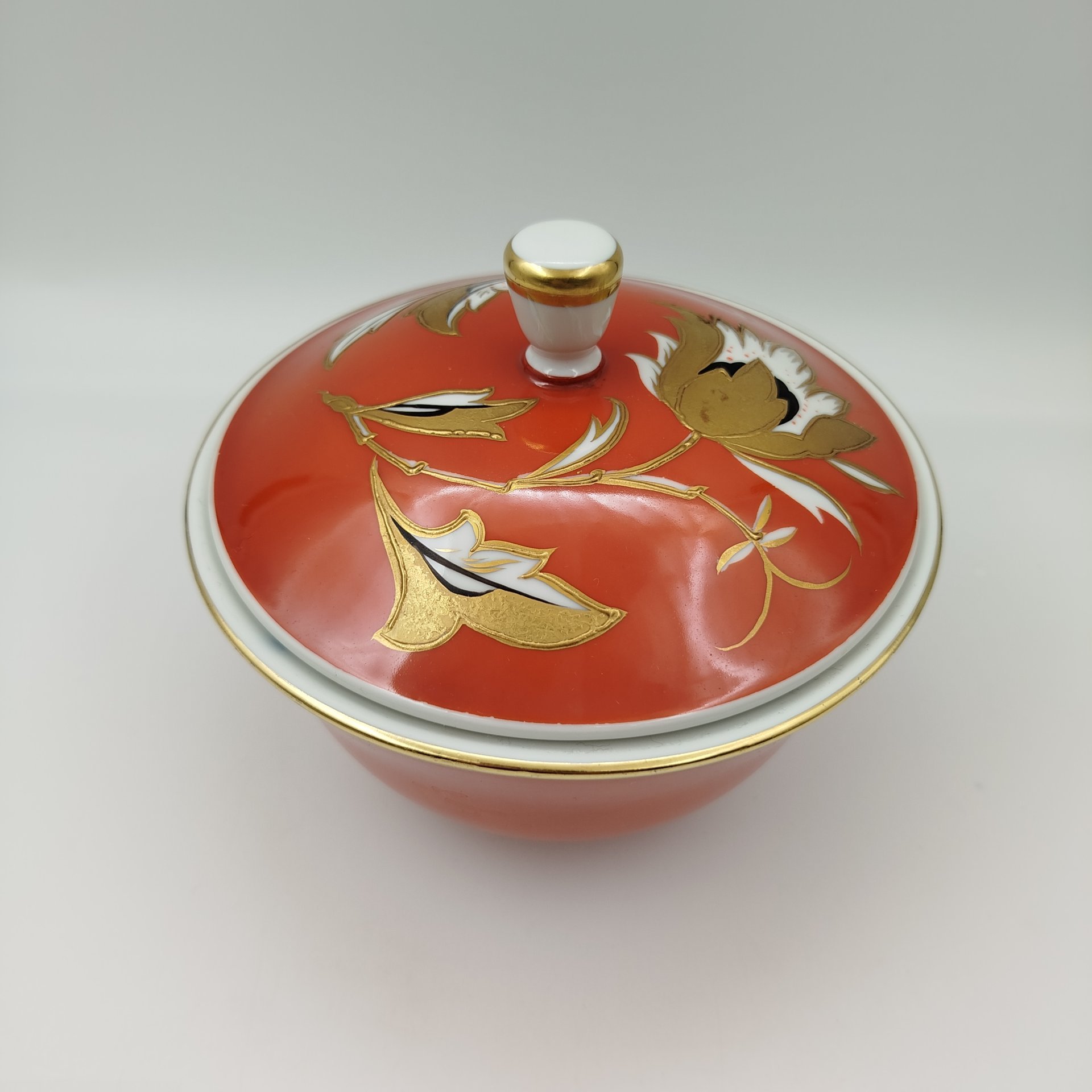 Сахарница (конфетница) с растительным декором на терракотовом фоне, фарфор, крытье, роспись, золочение, Unterweissbach Werkstätten (Унтервайсбах), Германия, 1956-1962 гг.