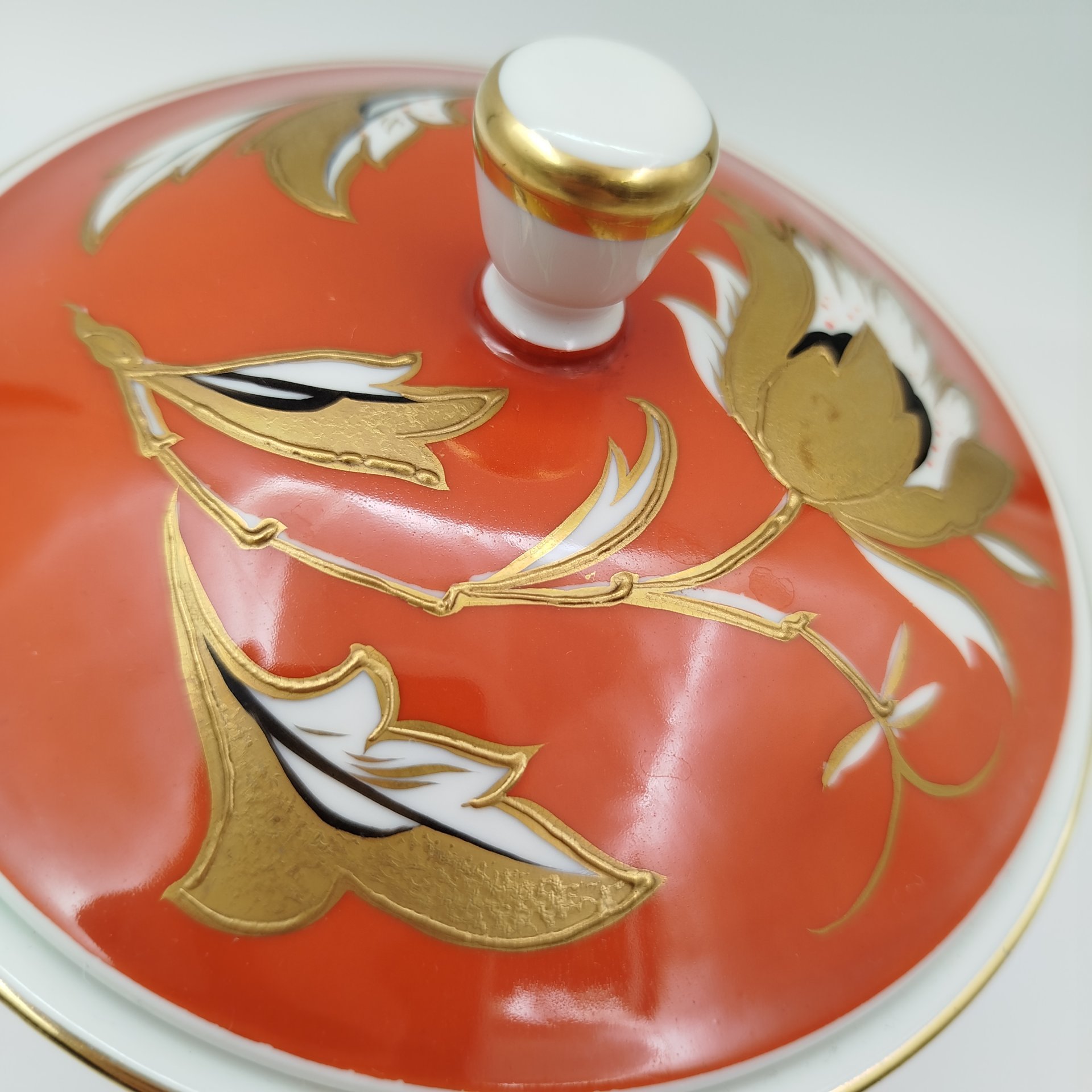 Сахарница (конфетница) с растительным декором на терракотовом фоне, фарфор, крытье, роспись, золочение, Unterweissbach Werkstätten (Унтервайсбах), Германия, 1956-1962 гг.