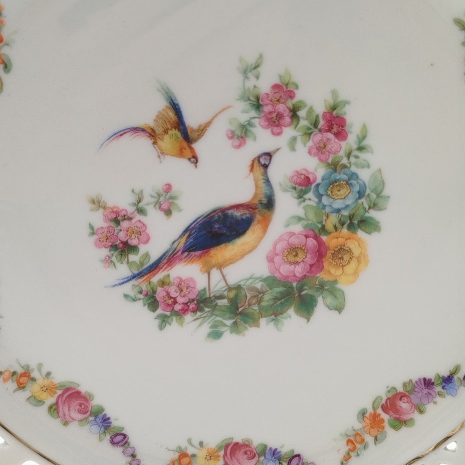 Блюдо сервировочное с прорезным бортом, украшенное цветочными гирляндами и птицами