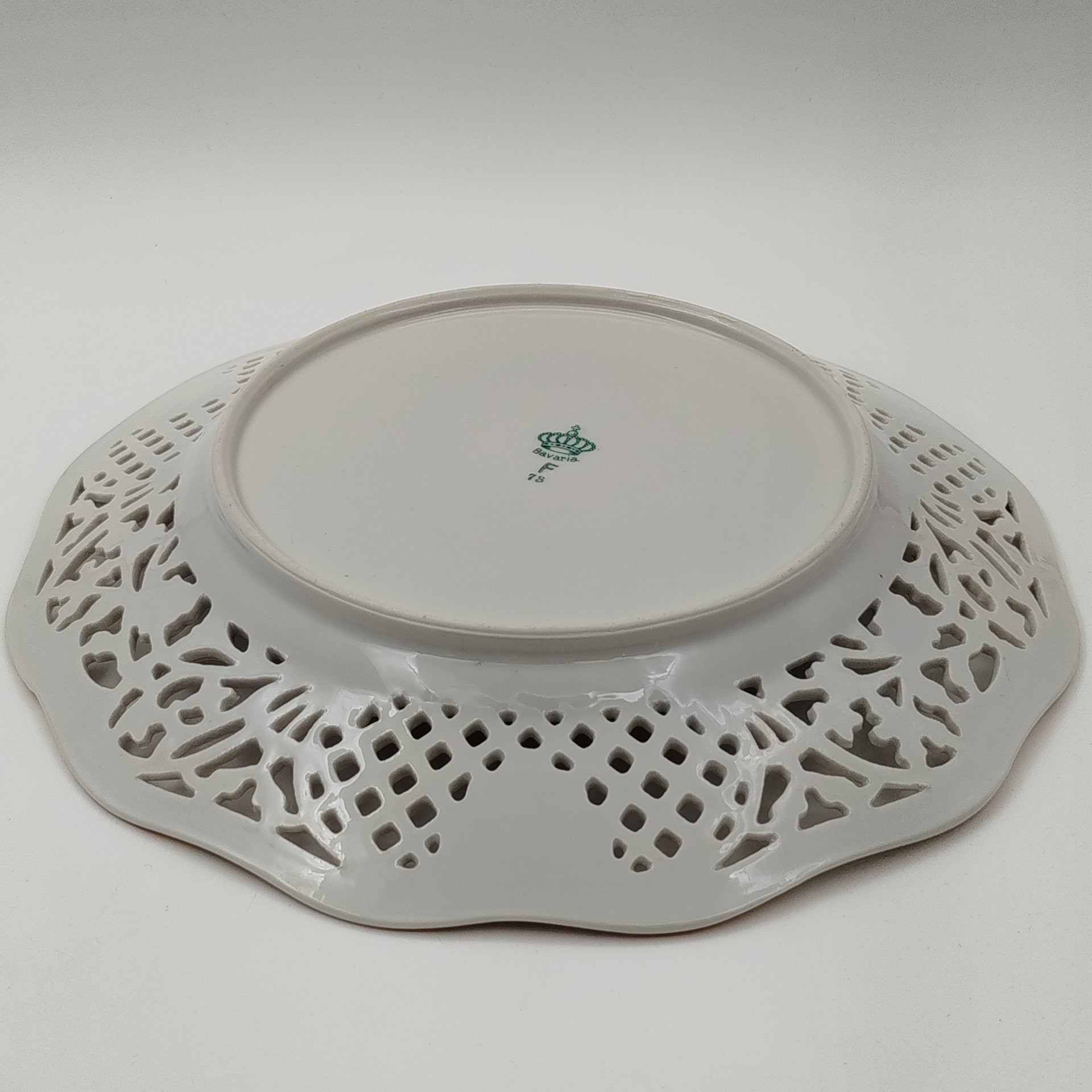 Блюдо сервировочное с прорезным бортом, украшенное цветочными гирляндами и птицами, фарфор, деколь, золочение, Германия, 1970-1990 гг.