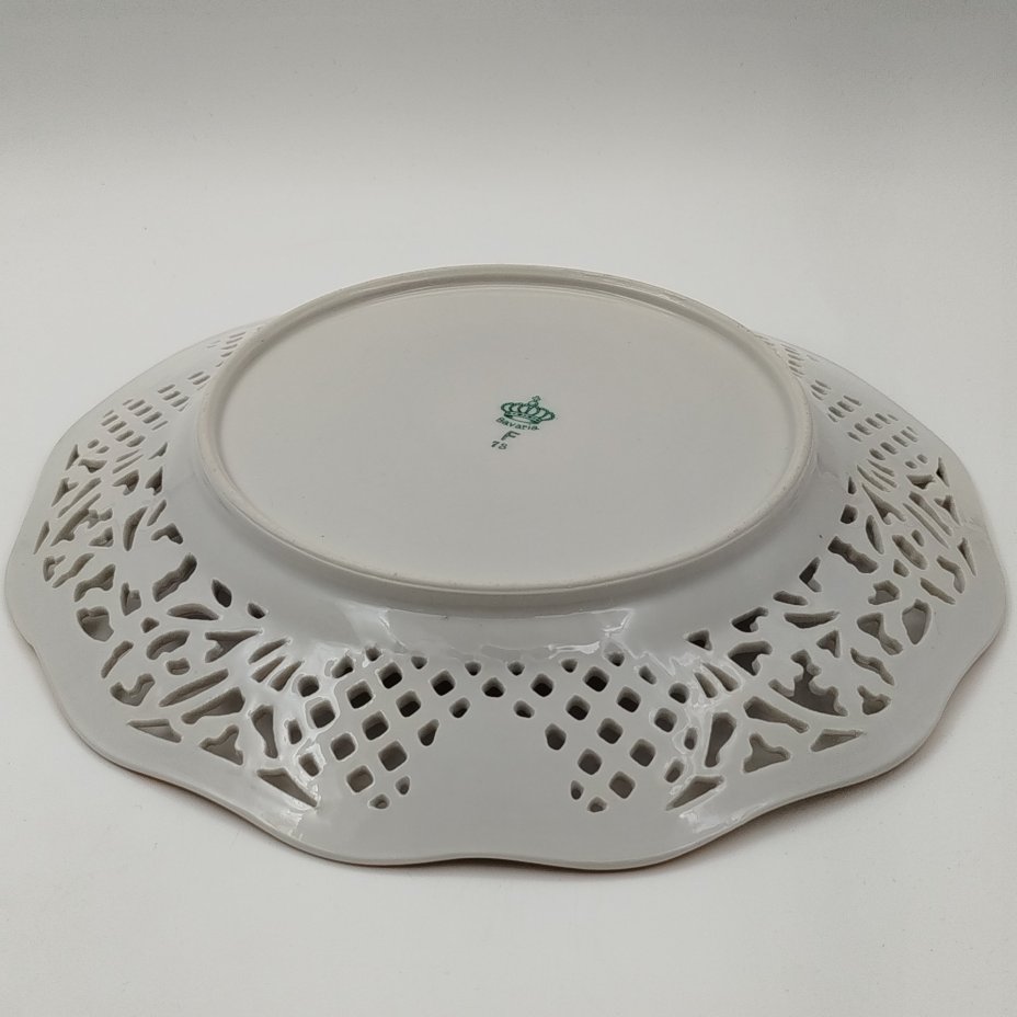 Блюдо сервировочное с прорезным бортом, украшенное цветочными гирляндами и птицами