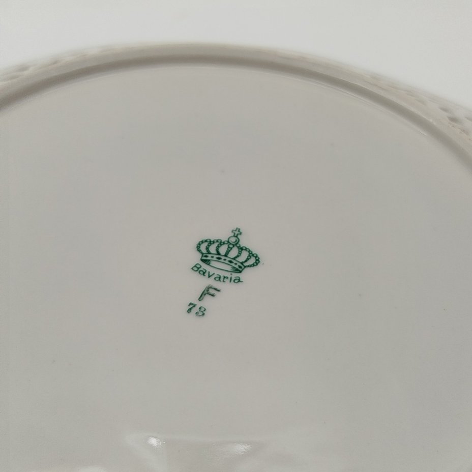 Блюдо сервировочное с прорезным бортом, украшенное цветочными гирляндами и птицами