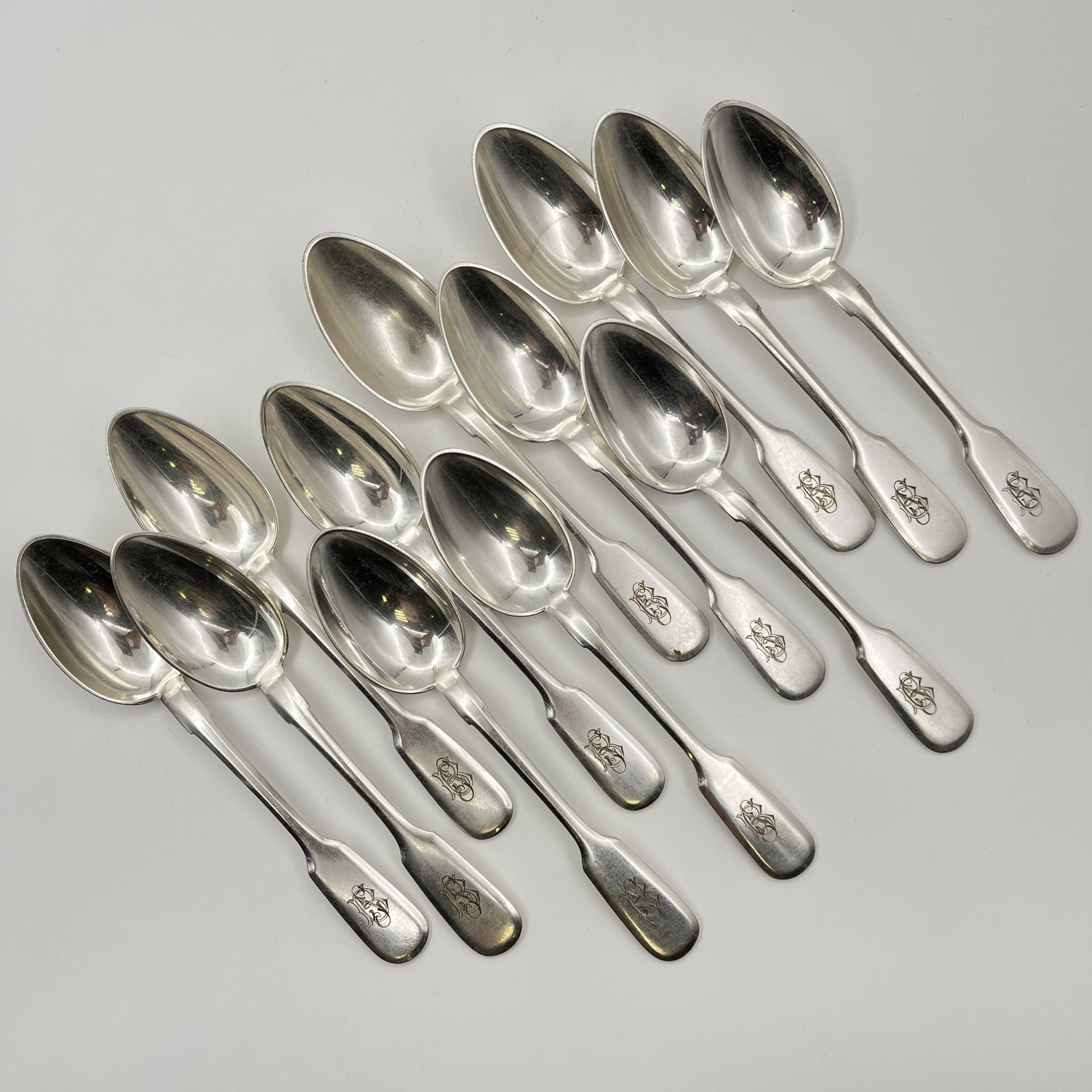 Набор из двенадцати десертных ложек с монограммами на черенках, металл, серебрение, Fraget (Фабрика серебряных и плакированных изделий Иосифа Фраже), Царство Польское, 1896-1917 гг.