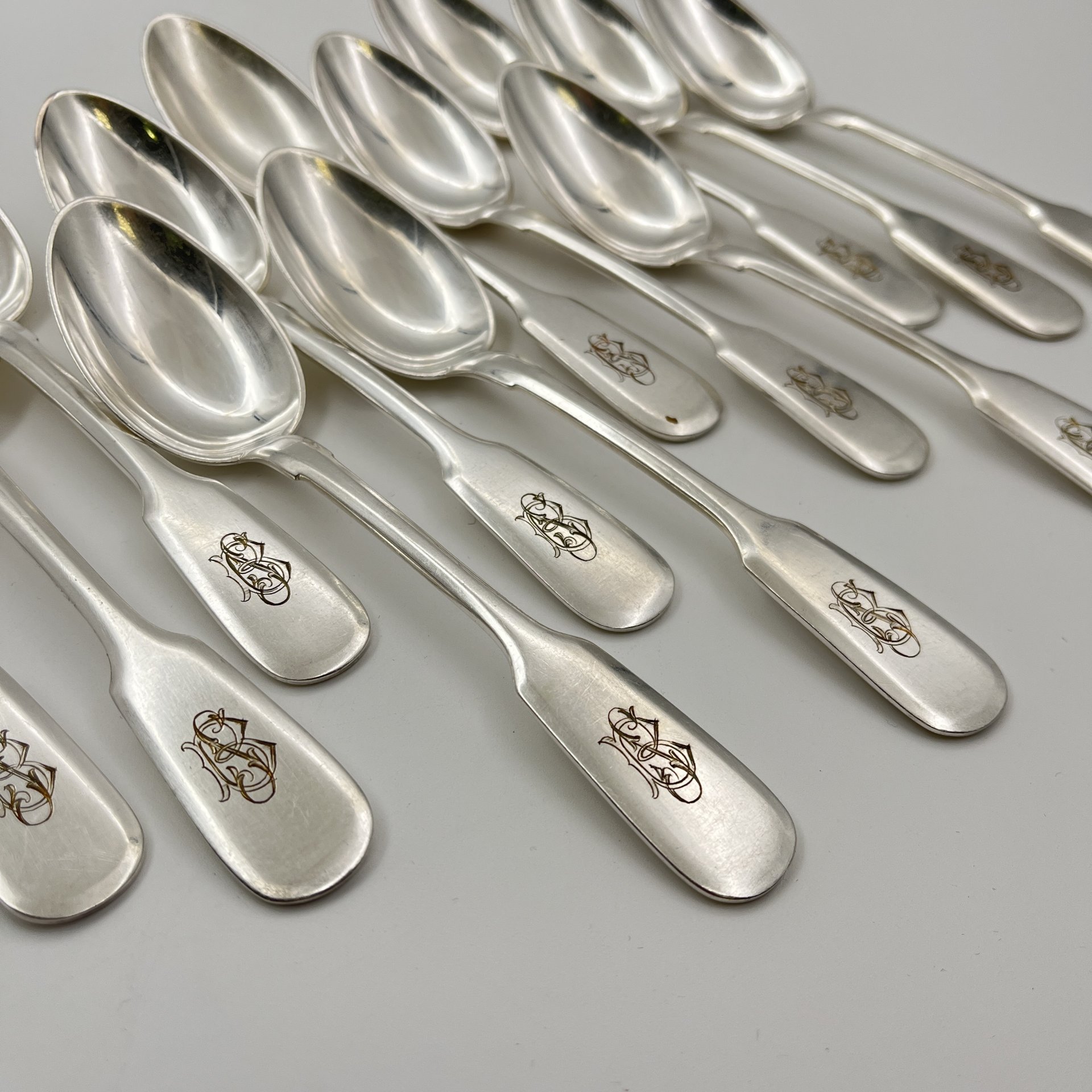 Набор из двенадцати десертных ложек с монограммами на черенках, металл, серебрение, Fraget (Фабрика серебряных и плакированных изделий Иосифа Фраже), Царство Польское, 1896-1917 гг.