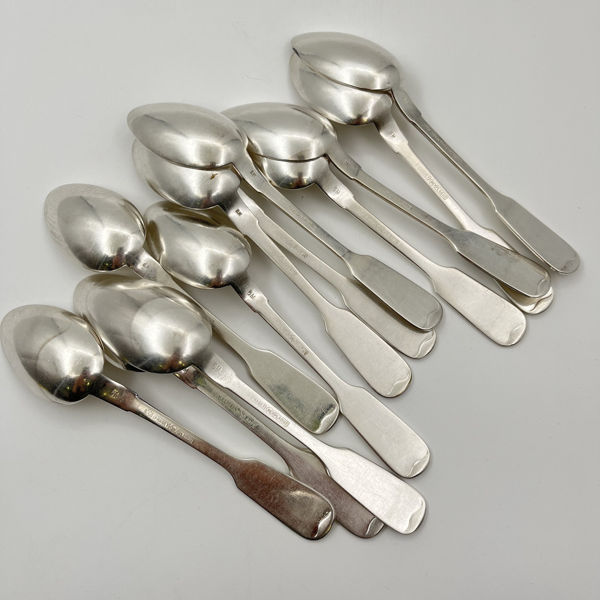 Набор из двенадцати десертных ложек с монограммами на черенках, металл, серебрение, Fraget (Фабрика серебряных и плакированных изделий Иосифа Фраже), Царство Польское, 1896-1917 гг.
