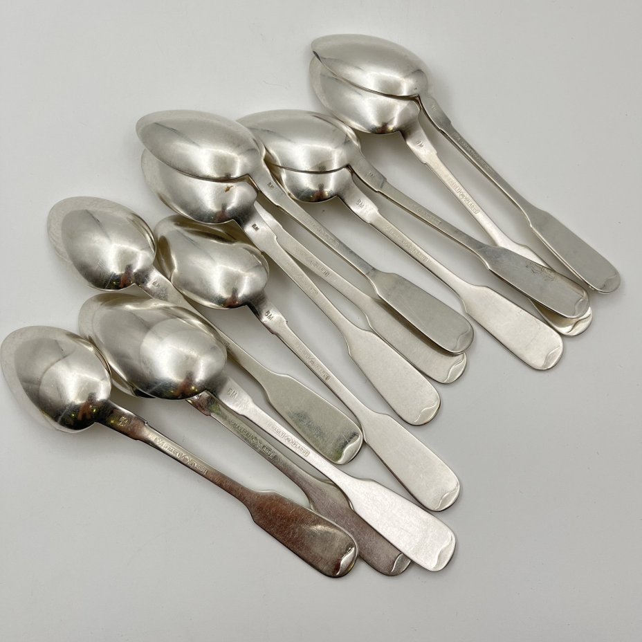 Набор из двенадцати десертных ложек с монограммами на черенках, металл, серебрение, Fraget (Фабрика серебряных и плакированных изделий Иосифа Фраже), Царство Польское, 1896-1917 гг.