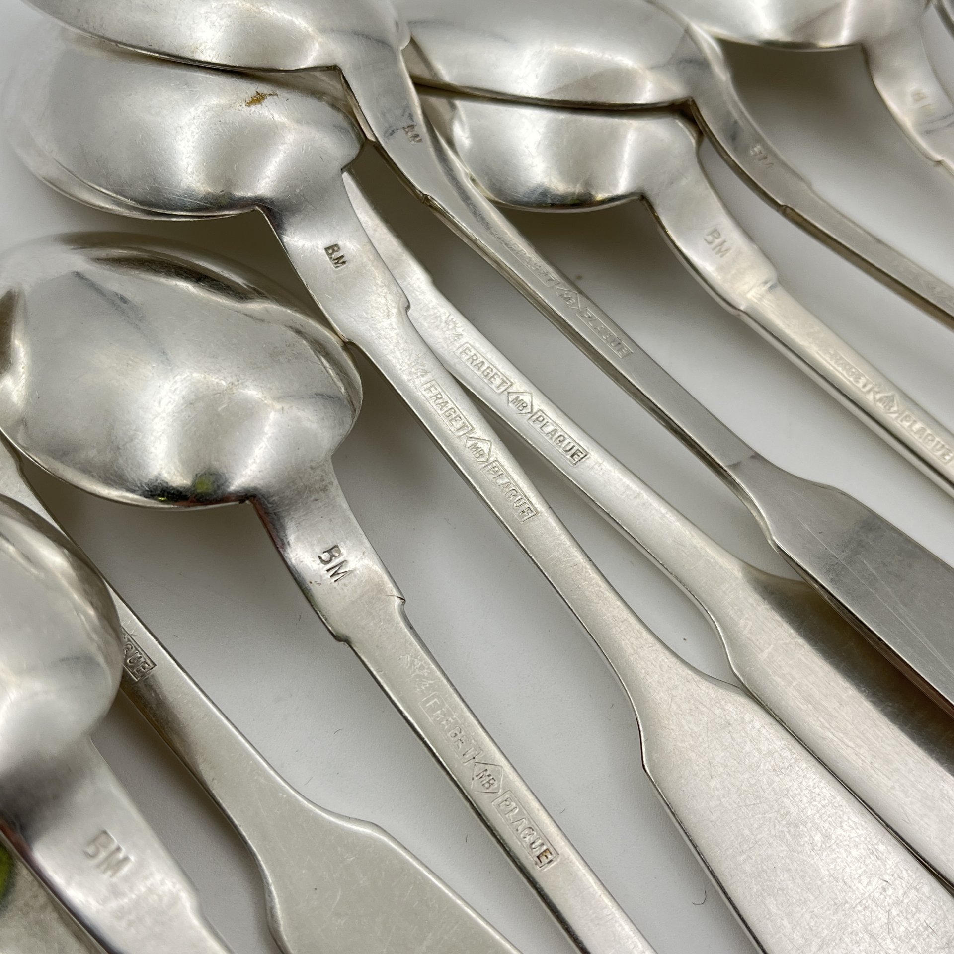 Набор из двенадцати десертных ложек с монограммами на черенках, металл, серебрение, Fraget (Фабрика серебряных и плакированных изделий Иосифа Фраже), Царство Польское, 1896-1917 гг.