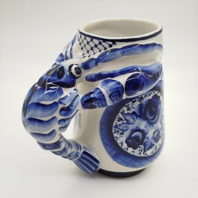 Кружка пивная с ручкой в виде рака и надписью "Дорогой маме. 55", росп. А. Золина, Гжель