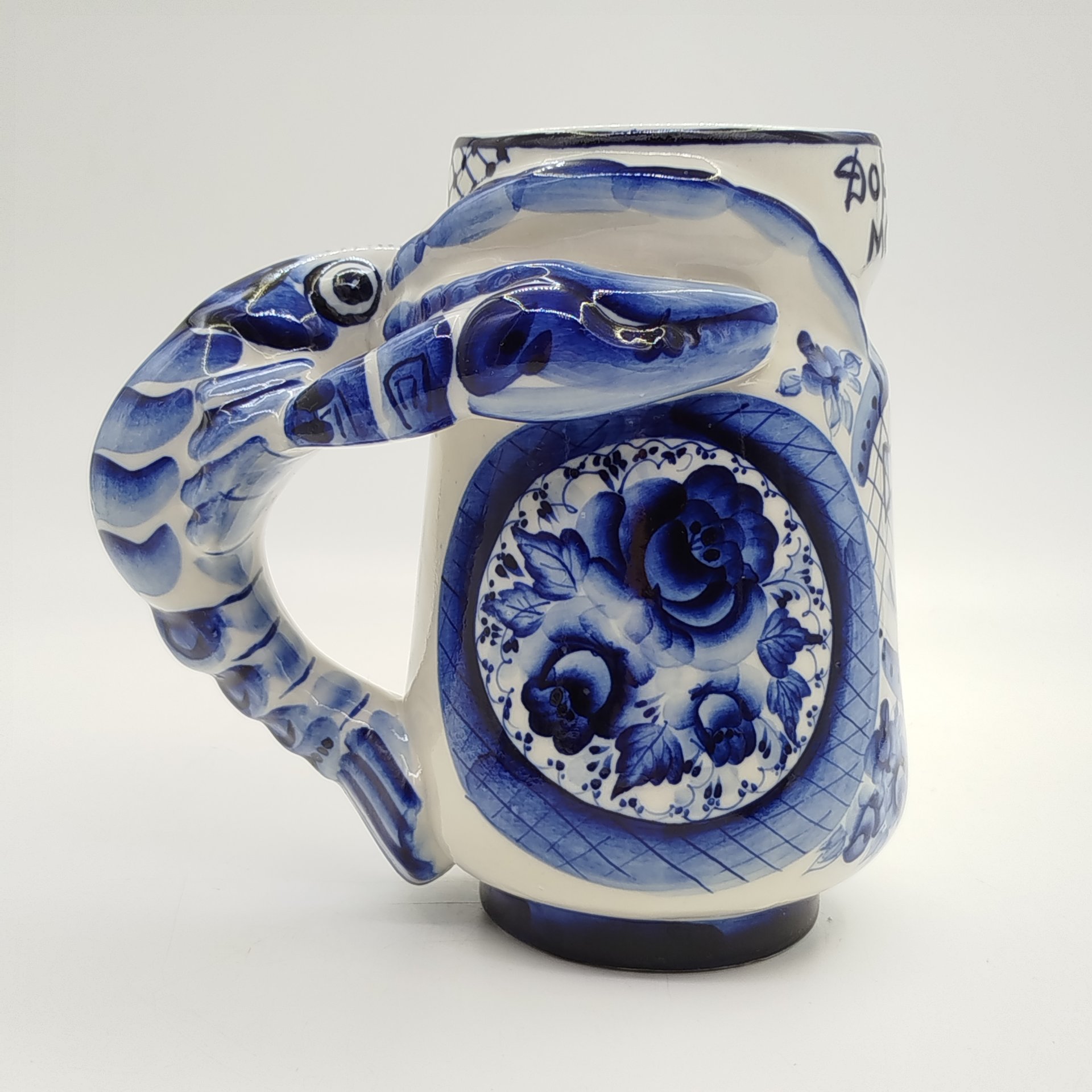 Кружка пивная с ручкой в виде рака и надписью "Дорогой маме. 55", росп. А. Золина, Гжель