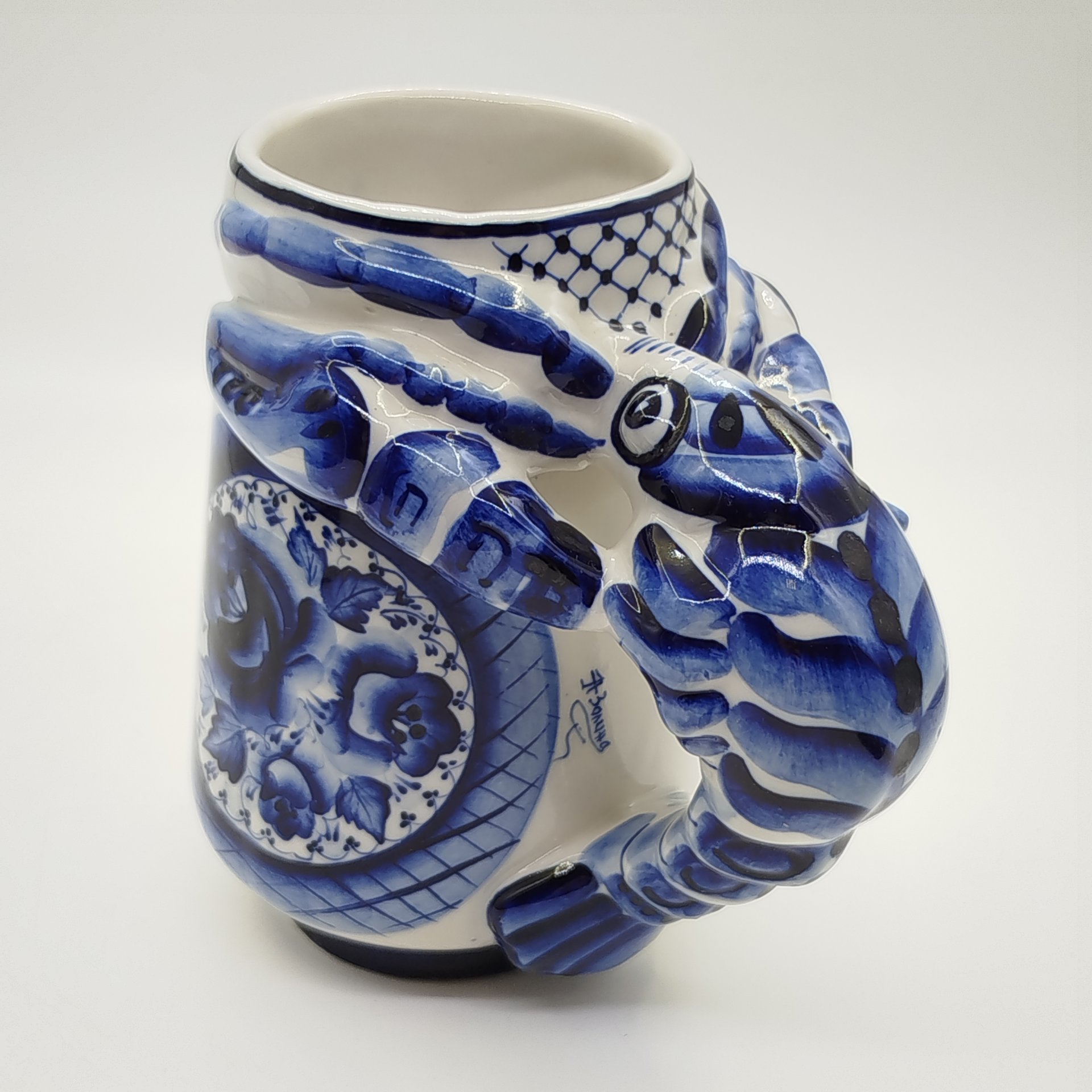 Кружка пивная с ручкой в виде рака и надписью "Дорогой маме. 55", росп. А. Золина, Гжель