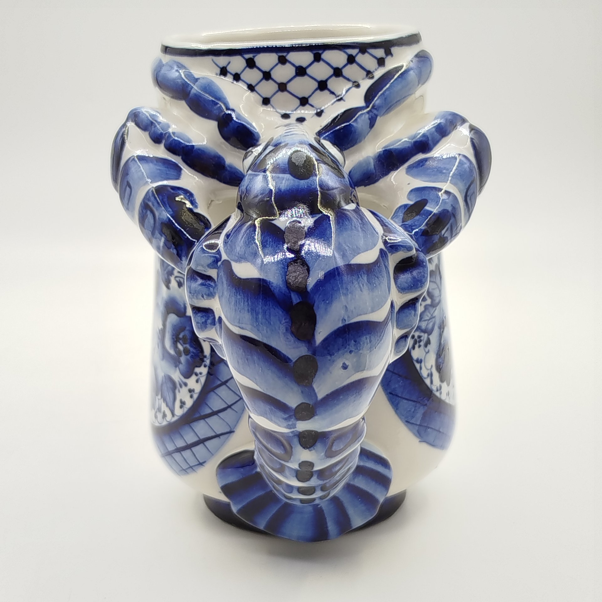 Кружка пивная с ручкой в виде рака и надписью "Дорогой маме. 55", росп. А. Золина, Гжель