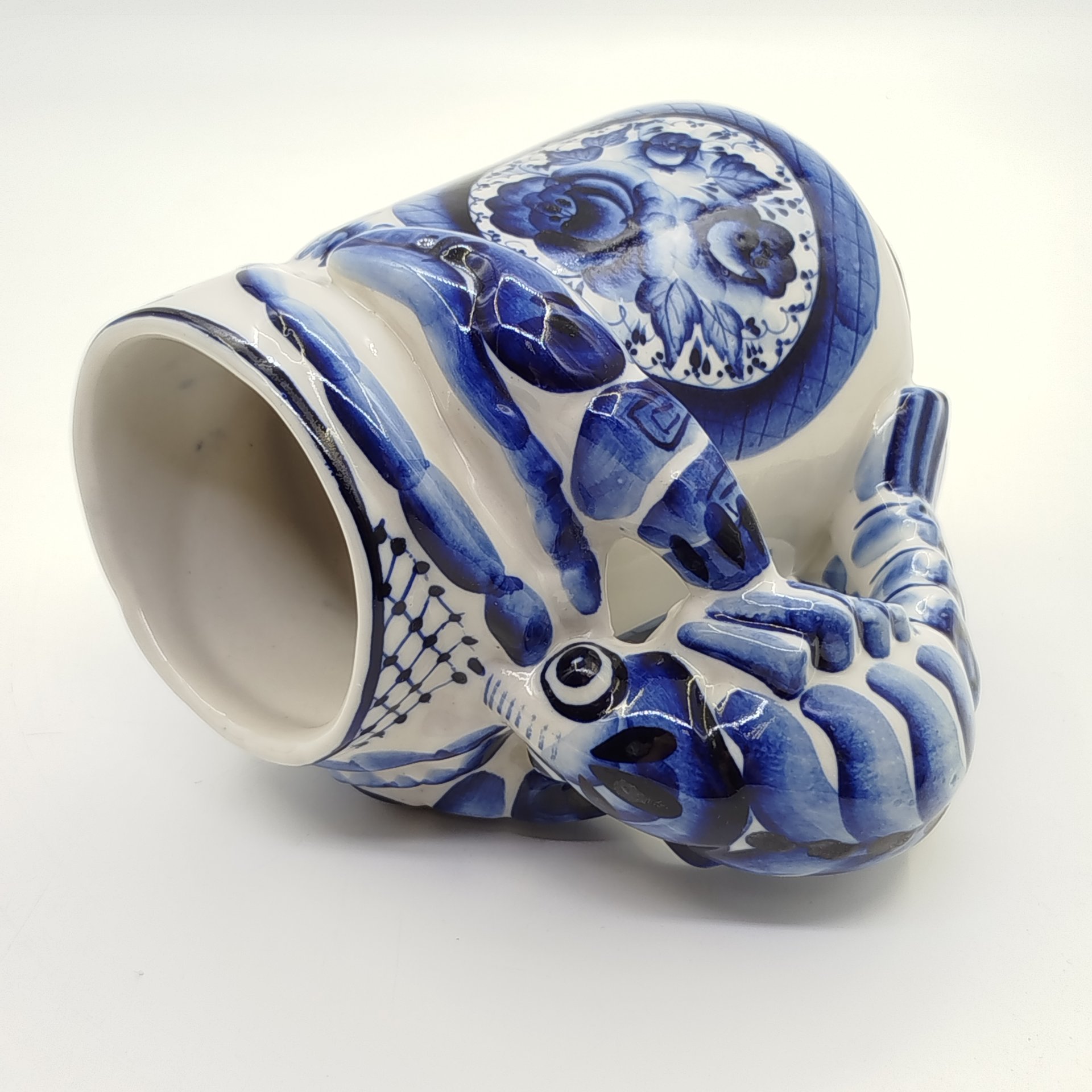 Кружка пивная с ручкой в виде рака и надписью "Дорогой маме. 55", росп. А. Золина, Гжель