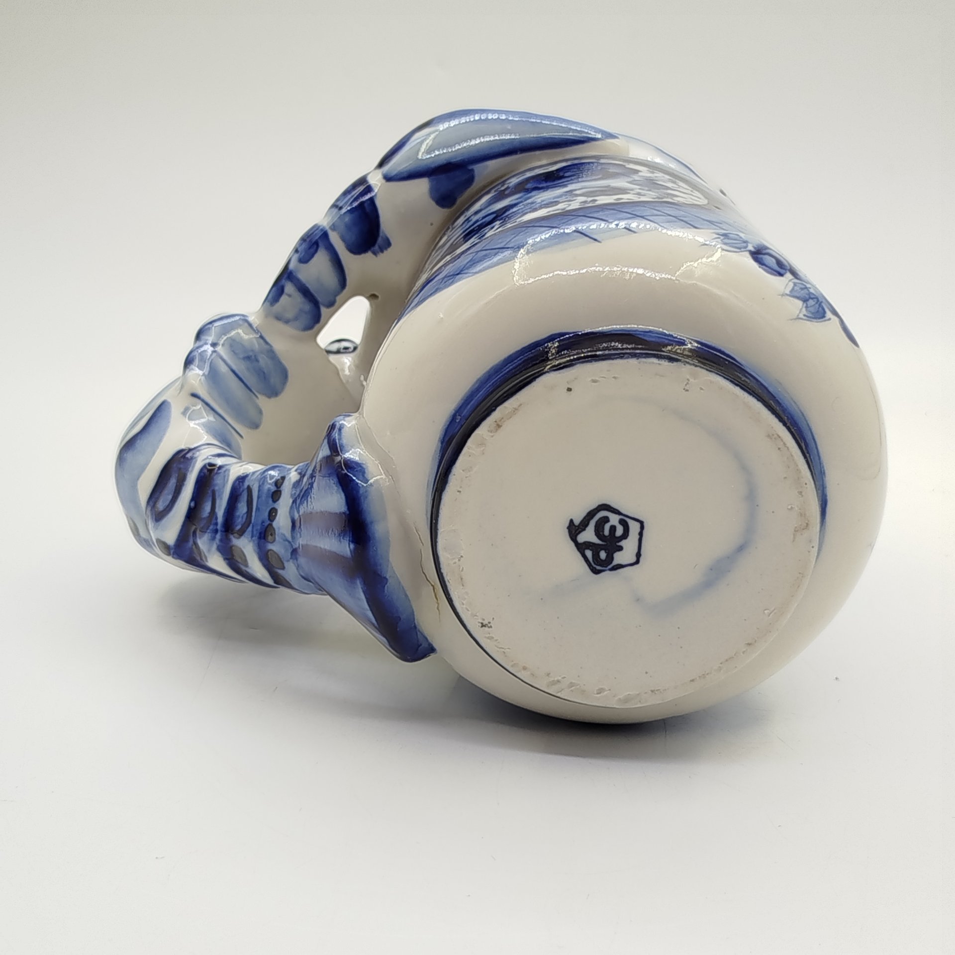 Кружка пивная с ручкой в виде рака и надписью "Дорогой маме. 55", росп. А. Золина, Гжель